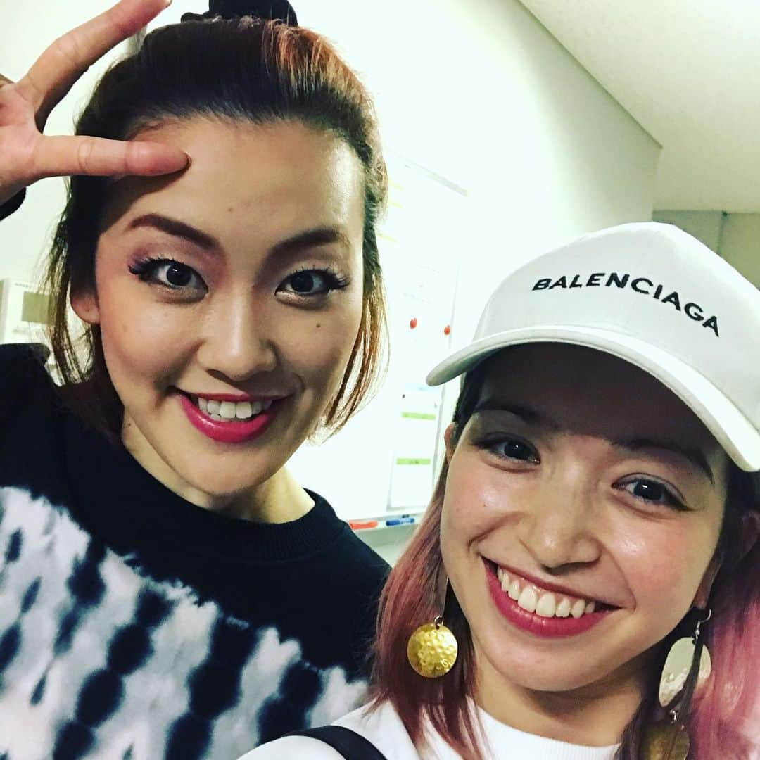 ダンドイ舞莉花さんのインスタグラム写真 - (ダンドイ舞莉花Instagram)「#ファントム ！  三列目のどセンターから観劇させていただき、エリのキャラが濃すぎ、面白すぎ、わがまますぎなカルロッタでもう本当に最高。  歌も圧巻！←知ってたけど  思わず声出ちゃったよね。  ふぉーーー！！！ 豪華すぎるメンバーで、客席芝居も多い演出でディズニーランド気分でした！  そしてーーー！  優君は演出しながらこの大役を演じる大変さは想像もできないけど、エモーショナルでパッション溢れる(ハーフあるある)ファントムは新鮮で好きでした！  ヴァンパイア 千秋楽の翌日に観に行ったので、とっても久しぶりの観劇。やっぱり観るのも大事だね。良い刺激だ！  #城田優 #エリアンナ #musical #theatre #phantom #fun #tokyo #エリのカルロッタフェイス #真似してみた」11月30日 14時06分 - mdandoy18