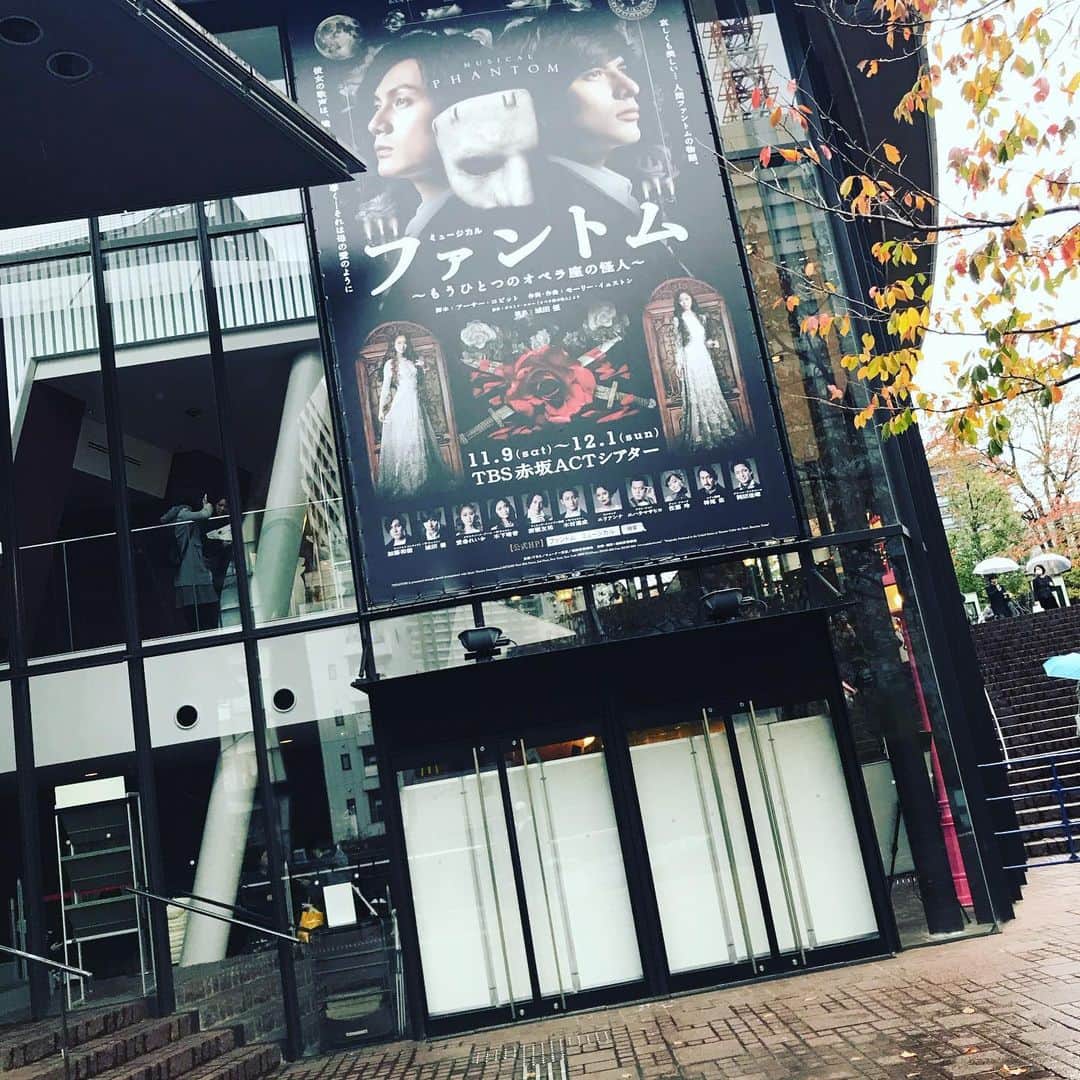 ダンドイ舞莉花さんのインスタグラム写真 - (ダンドイ舞莉花Instagram)「#ファントム ！  三列目のどセンターから観劇させていただき、エリのキャラが濃すぎ、面白すぎ、わがまますぎなカルロッタでもう本当に最高。  歌も圧巻！←知ってたけど  思わず声出ちゃったよね。  ふぉーーー！！！ 豪華すぎるメンバーで、客席芝居も多い演出でディズニーランド気分でした！  そしてーーー！  優君は演出しながらこの大役を演じる大変さは想像もできないけど、エモーショナルでパッション溢れる(ハーフあるある)ファントムは新鮮で好きでした！  ヴァンパイア 千秋楽の翌日に観に行ったので、とっても久しぶりの観劇。やっぱり観るのも大事だね。良い刺激だ！  #城田優 #エリアンナ #musical #theatre #phantom #fun #tokyo #エリのカルロッタフェイス #真似してみた」11月30日 14時06分 - mdandoy18