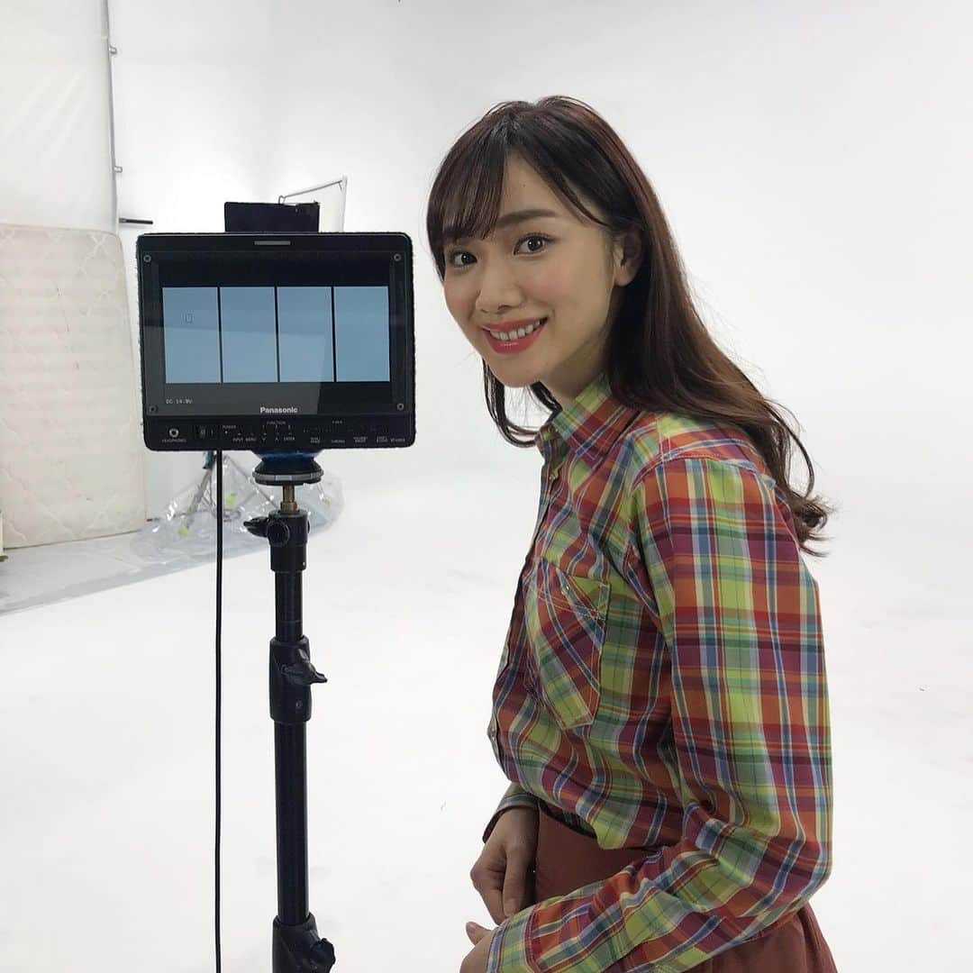 海野ナルのインスタグラム：「撮影で金沢に行ってきました🚅 モニターチェック中です👀 日本海さむ〜い！❄️ そして撮影後、今の時期しか 取れない香箱ガニというものを 頂きました🦀✨ 海の幸と一緒に🐟 本当に美味しかったです😭💗 . 撮影お疲れ様でした🤗 3月頃にお知らせ出来そうです⭐️ ありがとうございました♡ #撮影 #金沢 #香箱ガニ」