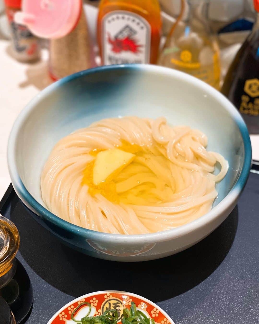 秋山具義さんのインスタグラム写真 - (秋山具義Instagram)「ランチウで、原宿『麺散 (めんちらし)』で「究極の釜玉」。﻿ これ、大好物です❤️﻿ めちゃくちゃ美味しかった！！！﻿ 食べさせ方も最高ですが、﻿ 新宿の名店『うどん慎』出身の人が打っているだけあって、麺が素晴らしい！！！﻿ ﻿ #麺散 #原宿うどん #具義うどん2019」11月30日 14時14分 - gugitter
