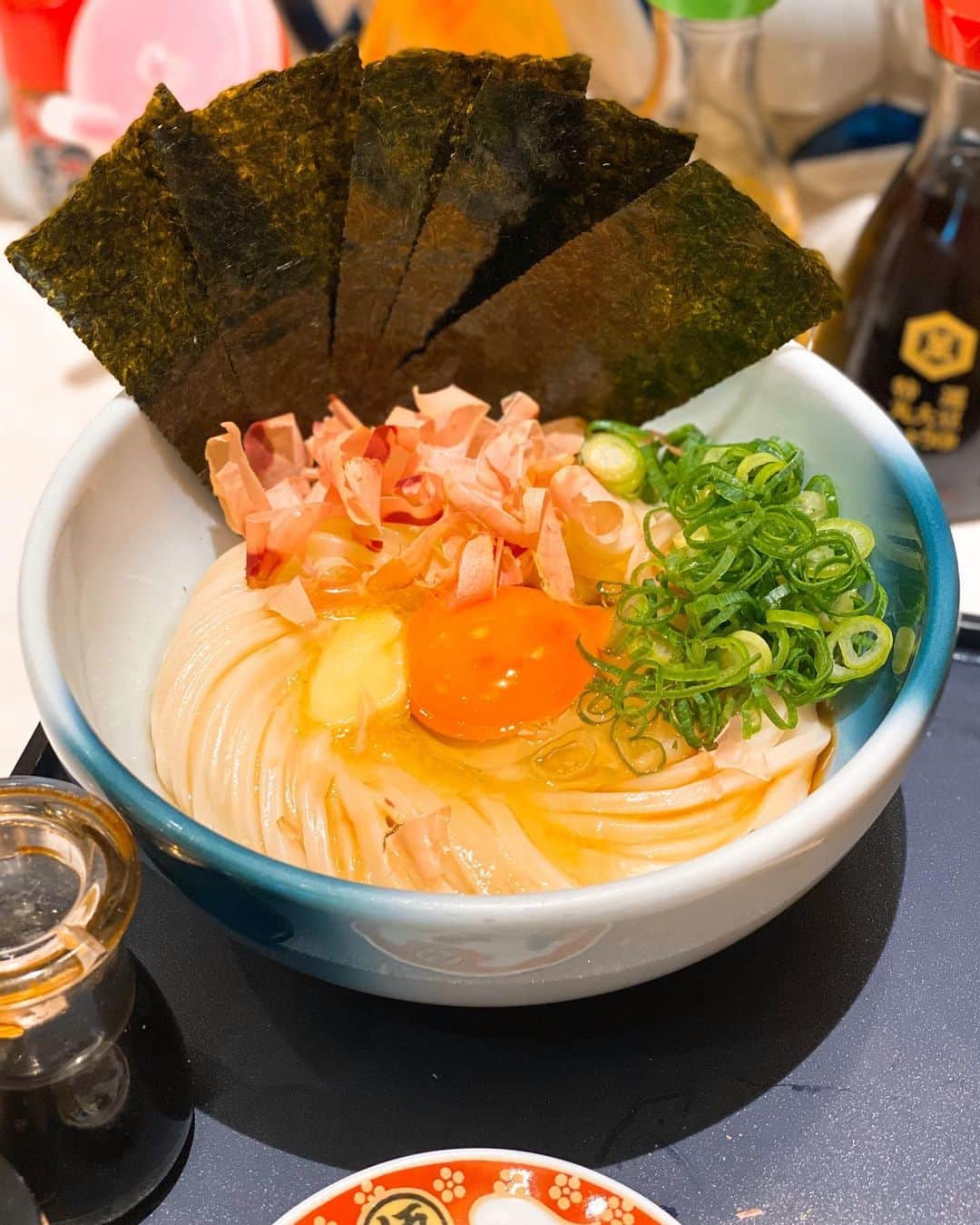 秋山具義さんのインスタグラム写真 - (秋山具義Instagram)「ランチウで、原宿『麺散 (めんちらし)』で「究極の釜玉」。﻿ これ、大好物です❤️﻿ めちゃくちゃ美味しかった！！！﻿ 食べさせ方も最高ですが、﻿ 新宿の名店『うどん慎』出身の人が打っているだけあって、麺が素晴らしい！！！﻿ ﻿ #麺散 #原宿うどん #具義うどん2019」11月30日 14時14分 - gugitter