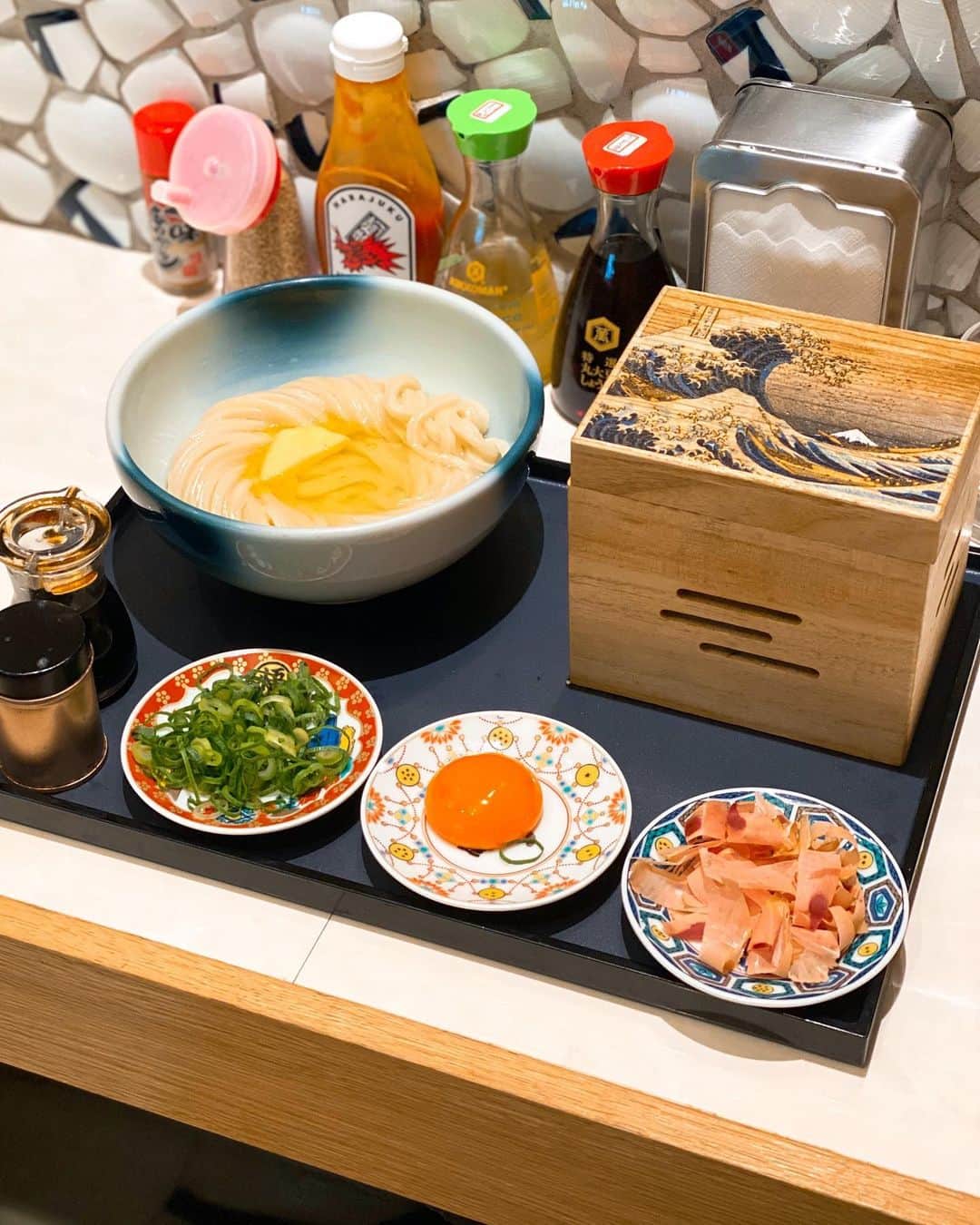秋山具義さんのインスタグラム写真 - (秋山具義Instagram)「ランチウで、原宿『麺散 (めんちらし)』で「究極の釜玉」。﻿ これ、大好物です❤️﻿ めちゃくちゃ美味しかった！！！﻿ 食べさせ方も最高ですが、﻿ 新宿の名店『うどん慎』出身の人が打っているだけあって、麺が素晴らしい！！！﻿ ﻿ #麺散 #原宿うどん #具義うどん2019」11月30日 14時14分 - gugitter
