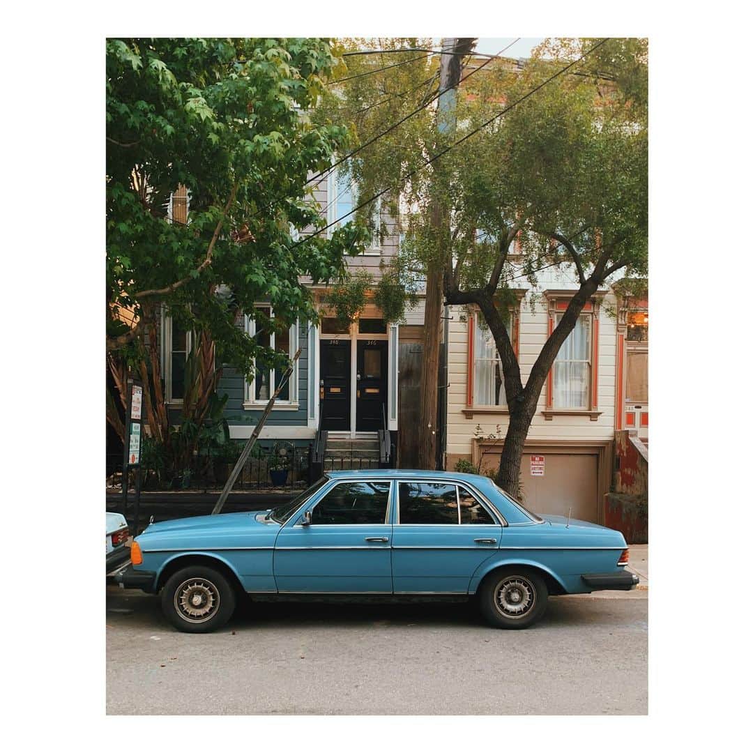 Melissa Santiagoのインスタグラム：「Blue Benz  #CarsNTrees #AutosOfTheMission #mercedes #MercedesBenz」