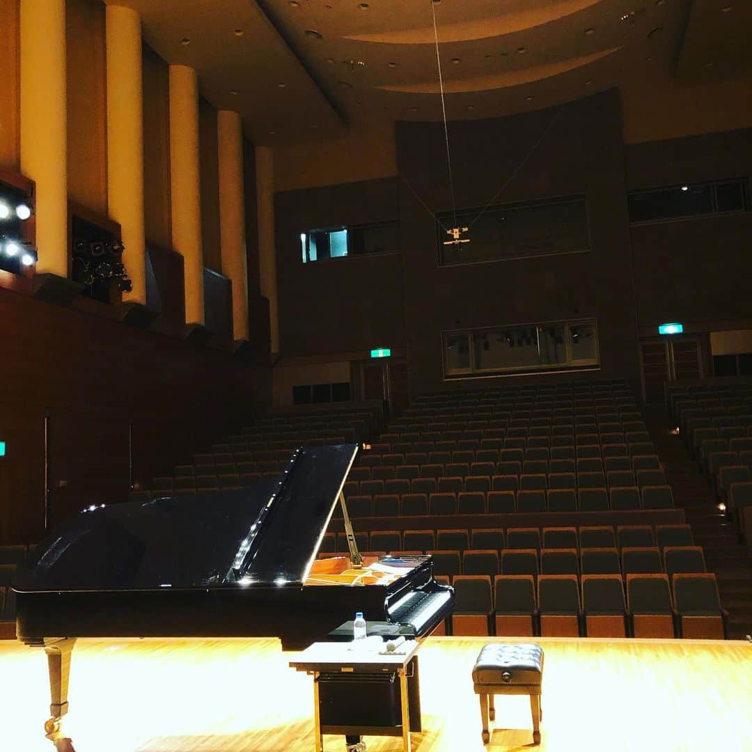 塩谷哲さんのインスタグラム写真 - (塩谷哲Instagram)「今日は大阪狭山市SAYAKAホールでピアノソロ。のどかな駅から歩いてすぐ。ほのぼのするなぁ… ピアノもホールの響きも最高のコンディション、楽しみです✋お近くの方、是非お越し下さいませ〜」11月30日 14時17分 - satoru_shionoya