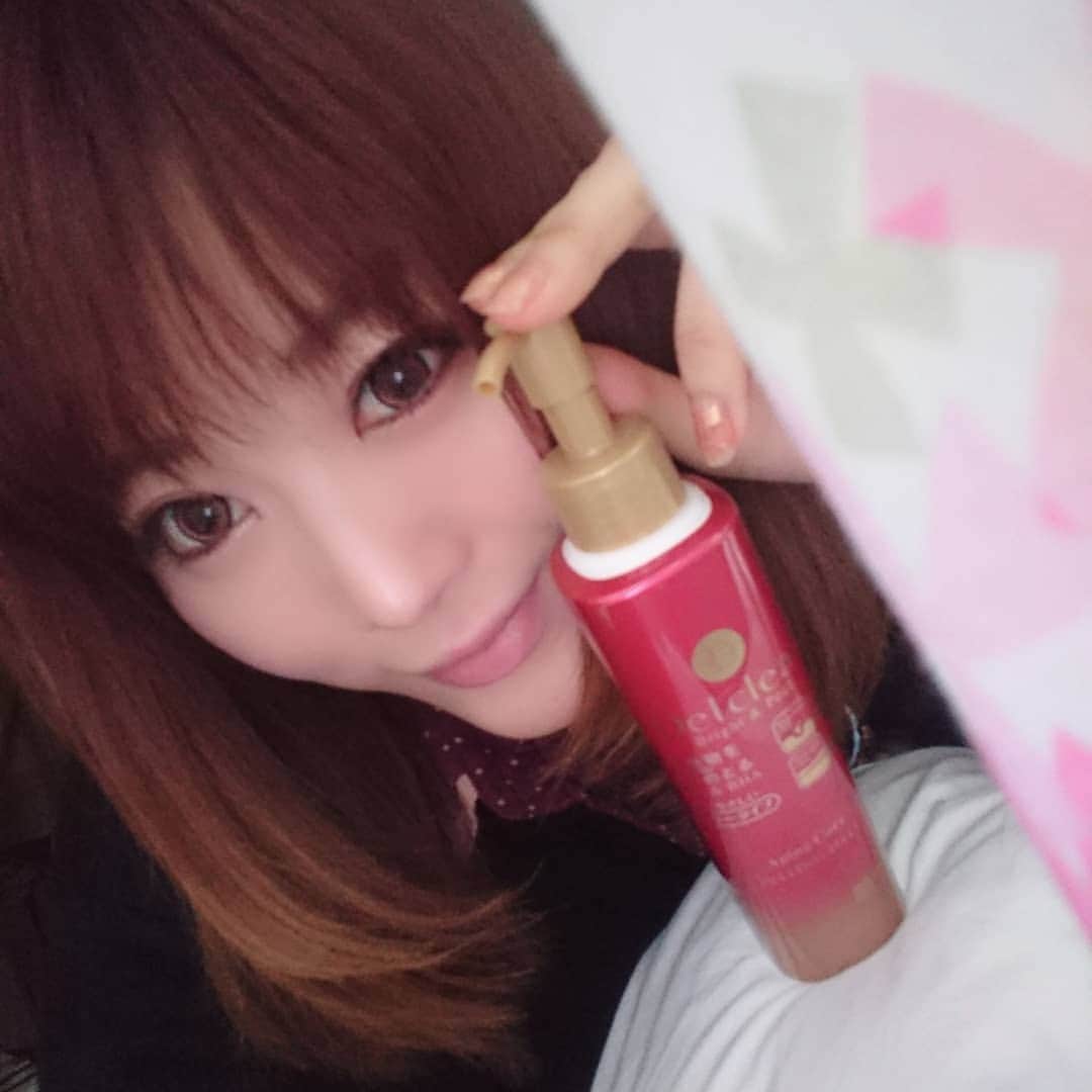 松浦麻里奈さんのインスタグラム写真 - (松浦麻里奈Instagram)「DETクリアから エイジングケアピーリングが新登場😊✨ 濡れた手でも使えるし、突っ張りを感じない . 「DETクリア　ブライト＆ピール　ピーリングジェリー」 →→(@meishoku_corporation ) . . なぜなら、7種類のうるおい成分で ピーリング後のつっぱり感を抑えるから⤴⤴ . . アスタキサンチン、レチノール、コエンザイムQ10 ビタミンC誘導体を配合した、ジェル状のポロポロピーリング😮💕 . . アスタキサンチンin赤いピーリングジェリー 見た目がとてもキラキラしてて、 伸びやすいから、首もとまでケア出来るよ(o´罒`o)  洗い上がりはしっとりなめらかな肌🙌💕🎶 . 次の日の化粧ノリも違うし、 肌のツルツル艶々感 復活する～😘 . . 週一回のピーリングケアやね🐾(＊´∀`)σ)д`*) . .  #DETクリア #ピーリング #エイジングケア #アスタキサンチン #お風呂でDET #角質ケア #detclear #monipla #meishoku_fan #pr #アンチエイジング #美容 #コスメ #新商品 #COSME #美容好き #beauty #スキンケア #skin #フェイスケア #face #beautiful #girl #お風呂 #bath #night #明色化粧品 #コスメ好きさんと繋がりたい  #美容好きさんと繋がりたい」11月30日 14時18分 - ay114.831m