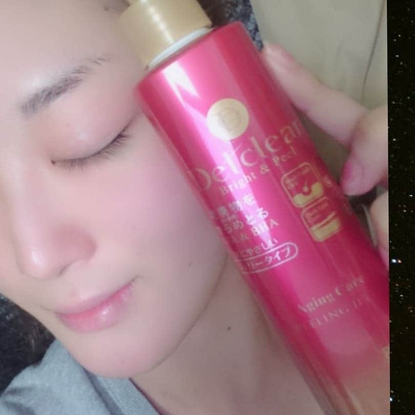 松浦麻里奈さんのインスタグラム写真 - (松浦麻里奈Instagram)「DETクリアから エイジングケアピーリングが新登場😊✨ 濡れた手でも使えるし、突っ張りを感じない . 「DETクリア　ブライト＆ピール　ピーリングジェリー」 →→(@meishoku_corporation ) . . なぜなら、7種類のうるおい成分で ピーリング後のつっぱり感を抑えるから⤴⤴ . . アスタキサンチン、レチノール、コエンザイムQ10 ビタミンC誘導体を配合した、ジェル状のポロポロピーリング😮💕 . . アスタキサンチンin赤いピーリングジェリー 見た目がとてもキラキラしてて、 伸びやすいから、首もとまでケア出来るよ(o´罒`o)  洗い上がりはしっとりなめらかな肌🙌💕🎶 . 次の日の化粧ノリも違うし、 肌のツルツル艶々感 復活する～😘 . . 週一回のピーリングケアやね🐾(＊´∀`)σ)д`*) . .  #DETクリア #ピーリング #エイジングケア #アスタキサンチン #お風呂でDET #角質ケア #detclear #monipla #meishoku_fan #pr #アンチエイジング #美容 #コスメ #新商品 #COSME #美容好き #beauty #スキンケア #skin #フェイスケア #face #beautiful #girl #お風呂 #bath #night #明色化粧品 #コスメ好きさんと繋がりたい  #美容好きさんと繋がりたい」11月30日 14時18分 - ay114.831m