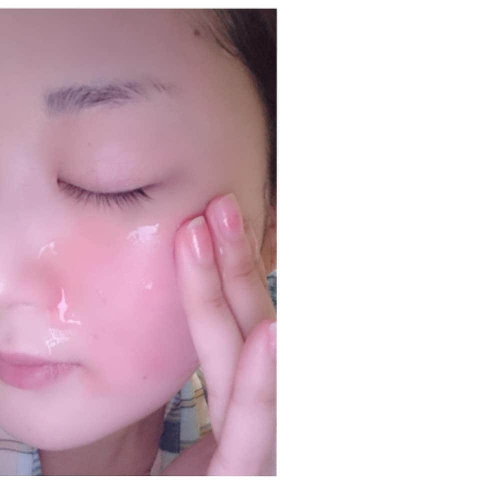 松浦麻里奈さんのインスタグラム写真 - (松浦麻里奈Instagram)「DETクリアから エイジングケアピーリングが新登場😊✨ 濡れた手でも使えるし、突っ張りを感じない . 「DETクリア　ブライト＆ピール　ピーリングジェリー」 →→(@meishoku_corporation ) . . なぜなら、7種類のうるおい成分で ピーリング後のつっぱり感を抑えるから⤴⤴ . . アスタキサンチン、レチノール、コエンザイムQ10 ビタミンC誘導体を配合した、ジェル状のポロポロピーリング😮💕 . . アスタキサンチンin赤いピーリングジェリー 見た目がとてもキラキラしてて、 伸びやすいから、首もとまでケア出来るよ(o´罒`o)  洗い上がりはしっとりなめらかな肌🙌💕🎶 . 次の日の化粧ノリも違うし、 肌のツルツル艶々感 復活する～😘 . . 週一回のピーリングケアやね🐾(＊´∀`)σ)д`*) . .  #DETクリア #ピーリング #エイジングケア #アスタキサンチン #お風呂でDET #角質ケア #detclear #monipla #meishoku_fan #pr #アンチエイジング #美容 #コスメ #新商品 #COSME #美容好き #beauty #スキンケア #skin #フェイスケア #face #beautiful #girl #お風呂 #bath #night #明色化粧品 #コスメ好きさんと繋がりたい  #美容好きさんと繋がりたい」11月30日 14時18分 - ay114.831m