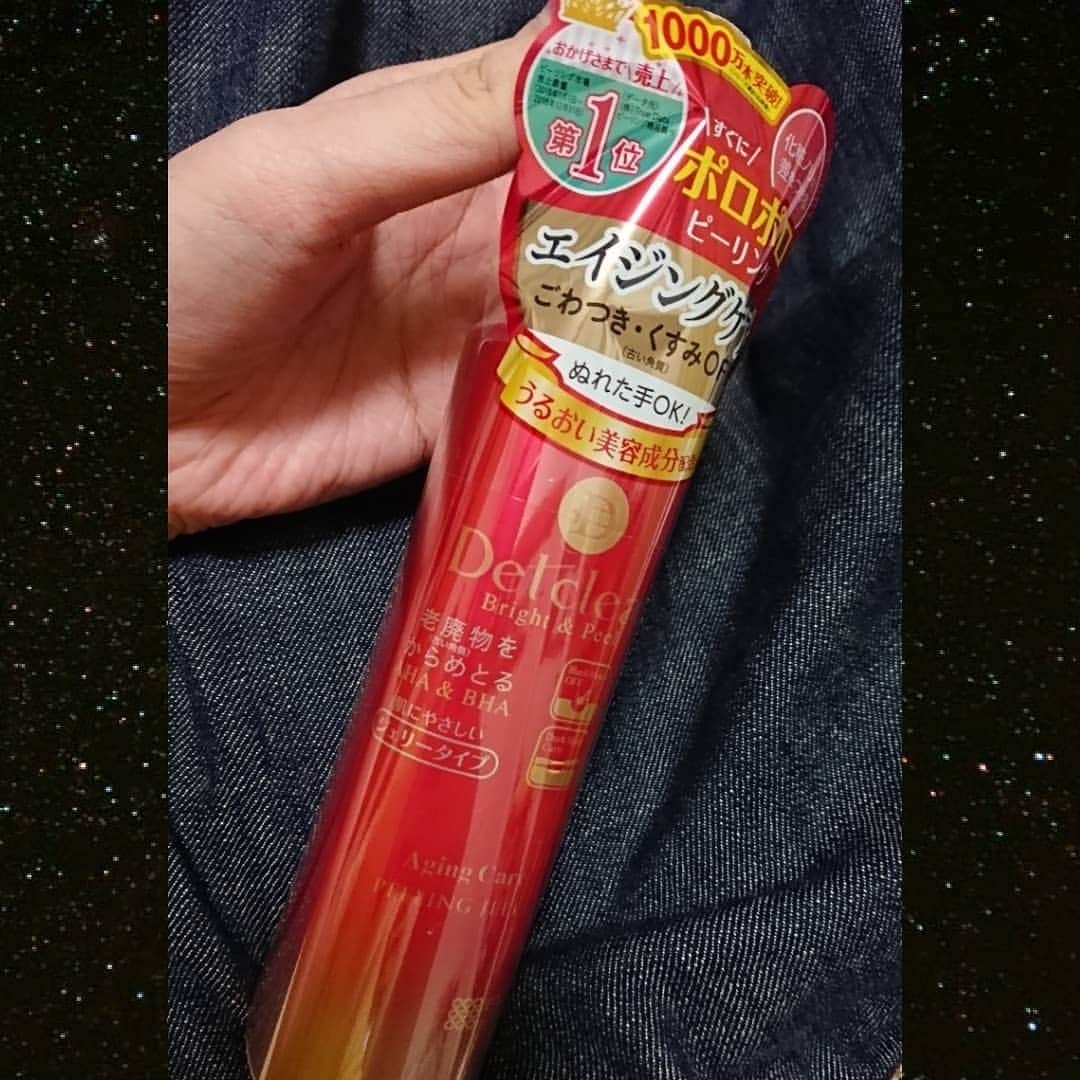 松浦麻里奈さんのインスタグラム写真 - (松浦麻里奈Instagram)「DETクリアから エイジングケアピーリングが新登場😊✨ 濡れた手でも使えるし、突っ張りを感じない . 「DETクリア　ブライト＆ピール　ピーリングジェリー」 →→(@meishoku_corporation ) . . なぜなら、7種類のうるおい成分で ピーリング後のつっぱり感を抑えるから⤴⤴ . . アスタキサンチン、レチノール、コエンザイムQ10 ビタミンC誘導体を配合した、ジェル状のポロポロピーリング😮💕 . . アスタキサンチンin赤いピーリングジェリー 見た目がとてもキラキラしてて、 伸びやすいから、首もとまでケア出来るよ(o´罒`o)  洗い上がりはしっとりなめらかな肌🙌💕🎶 . 次の日の化粧ノリも違うし、 肌のツルツル艶々感 復活する～😘 . . 週一回のピーリングケアやね🐾(＊´∀`)σ)д`*) . .  #DETクリア #ピーリング #エイジングケア #アスタキサンチン #お風呂でDET #角質ケア #detclear #monipla #meishoku_fan #pr #アンチエイジング #美容 #コスメ #新商品 #COSME #美容好き #beauty #スキンケア #skin #フェイスケア #face #beautiful #girl #お風呂 #bath #night #明色化粧品 #コスメ好きさんと繋がりたい  #美容好きさんと繋がりたい」11月30日 14時18分 - ay114.831m