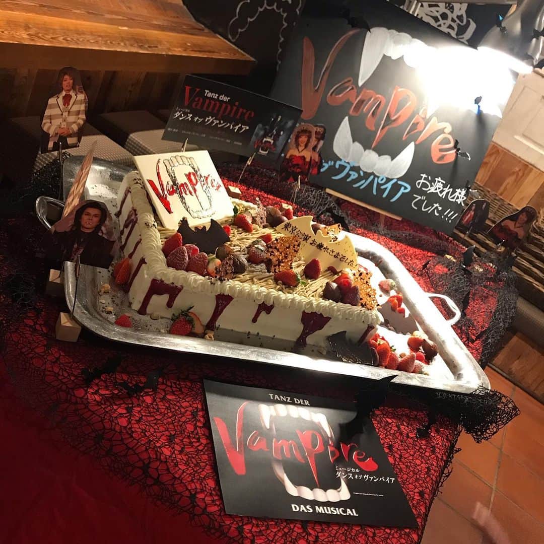 のインスタグラム：「#ダンスオブヴァンパイア  東京千秋楽後の打ち上げ🎉  お店に入ったらこーんなに素敵なケーキが！！！！！🎂 感動！！！！ ヴァンパイア🧛‍♀️限定カクテルも！🍷 帝国劇場31公演お疲れ様でした！  あと30公演は名古屋、博多、大阪にて！  Thank you everyone for coming out to the Imperial Theatre to watch Dance of the Vampires! Tours start in December! We’ll be going to Nagoya, Fukuoka, and Osaka! See you there!! #TanzDerVampire #TDV #vampire #cake #celebration #tokyo #musical #theatre #bloodymary #bloodycake #sweets #ヴァンパイア #ケーキ #打ち上げ #千秋楽 #party」