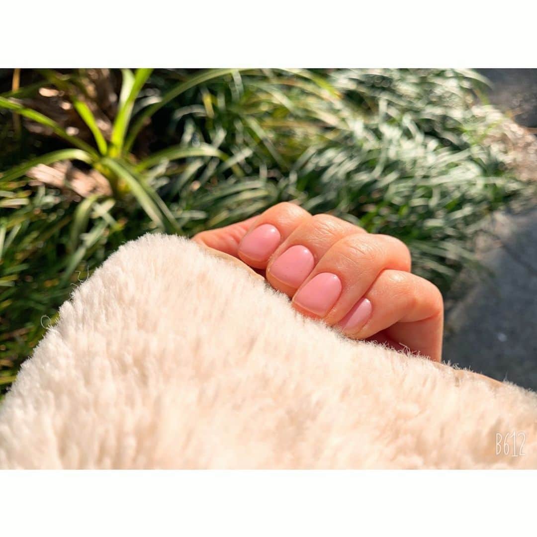 廣瀬麻伊のインスタグラム：「new nail🎄 くすみぴんくでナチュラルに 大人しく綺麗にしてもらいました💓  いつも本当に有難うございます🥺  @izumi_nailart」