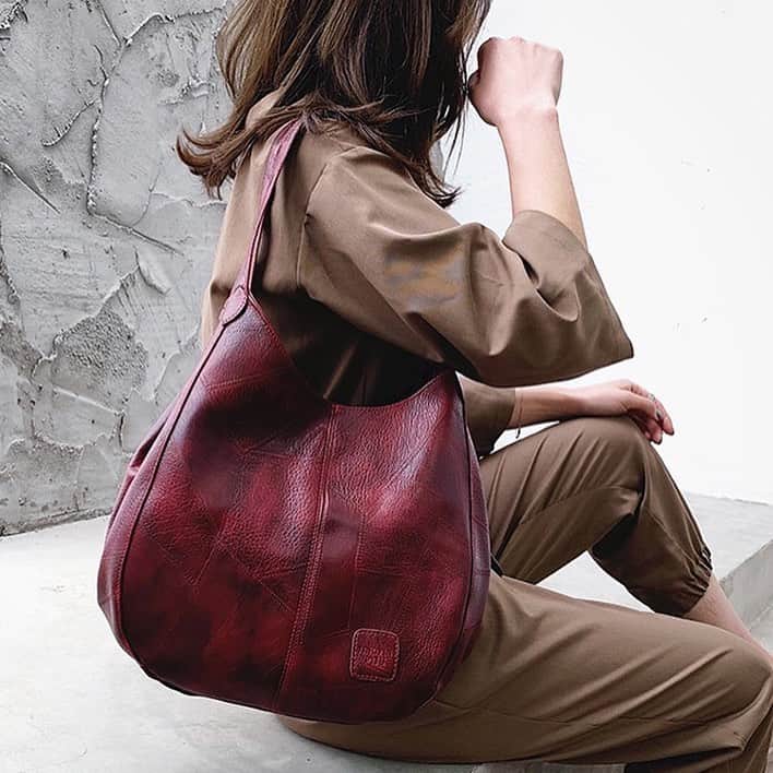 maison de LATIRさんのインスタグラム写真 - (maison de LATIRInstagram)「コロンとしたフォルムが可愛いショルダーBAG。 シンプルなデザインでありながら、柔らかくもちもちとした肌触りで大人の雰囲気に。 合皮ながら、一点一点しわの入り方や擦れ感が異なる独特の風合が魅力的です。 使いやすさと美しさと据えたバッグ👜✨ . お求めはコチラから▼▼ @maison_de_latir #maison_de_latir #https://shop-list.com/women/brand/maison-de-latir/」11月30日 15時00分 - maison_de_latir
