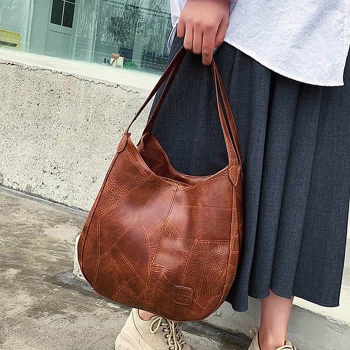 maison de LATIRさんのインスタグラム写真 - (maison de LATIRInstagram)「コロンとしたフォルムが可愛いショルダーBAG。 シンプルなデザインでありながら、柔らかくもちもちとした肌触りで大人の雰囲気に。 合皮ながら、一点一点しわの入り方や擦れ感が異なる独特の風合が魅力的です。 使いやすさと美しさと据えたバッグ👜✨ . お求めはコチラから▼▼ @maison_de_latir #maison_de_latir #https://shop-list.com/women/brand/maison-de-latir/」11月30日 15時00分 - maison_de_latir