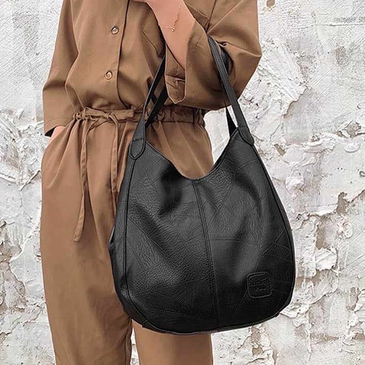 maison de LATIRさんのインスタグラム写真 - (maison de LATIRInstagram)「コロンとしたフォルムが可愛いショルダーBAG。 シンプルなデザインでありながら、柔らかくもちもちとした肌触りで大人の雰囲気に。 合皮ながら、一点一点しわの入り方や擦れ感が異なる独特の風合が魅力的です。 使いやすさと美しさと据えたバッグ👜✨ . お求めはコチラから▼▼ @maison_de_latir #maison_de_latir #https://shop-list.com/women/brand/maison-de-latir/」11月30日 15時00分 - maison_de_latir