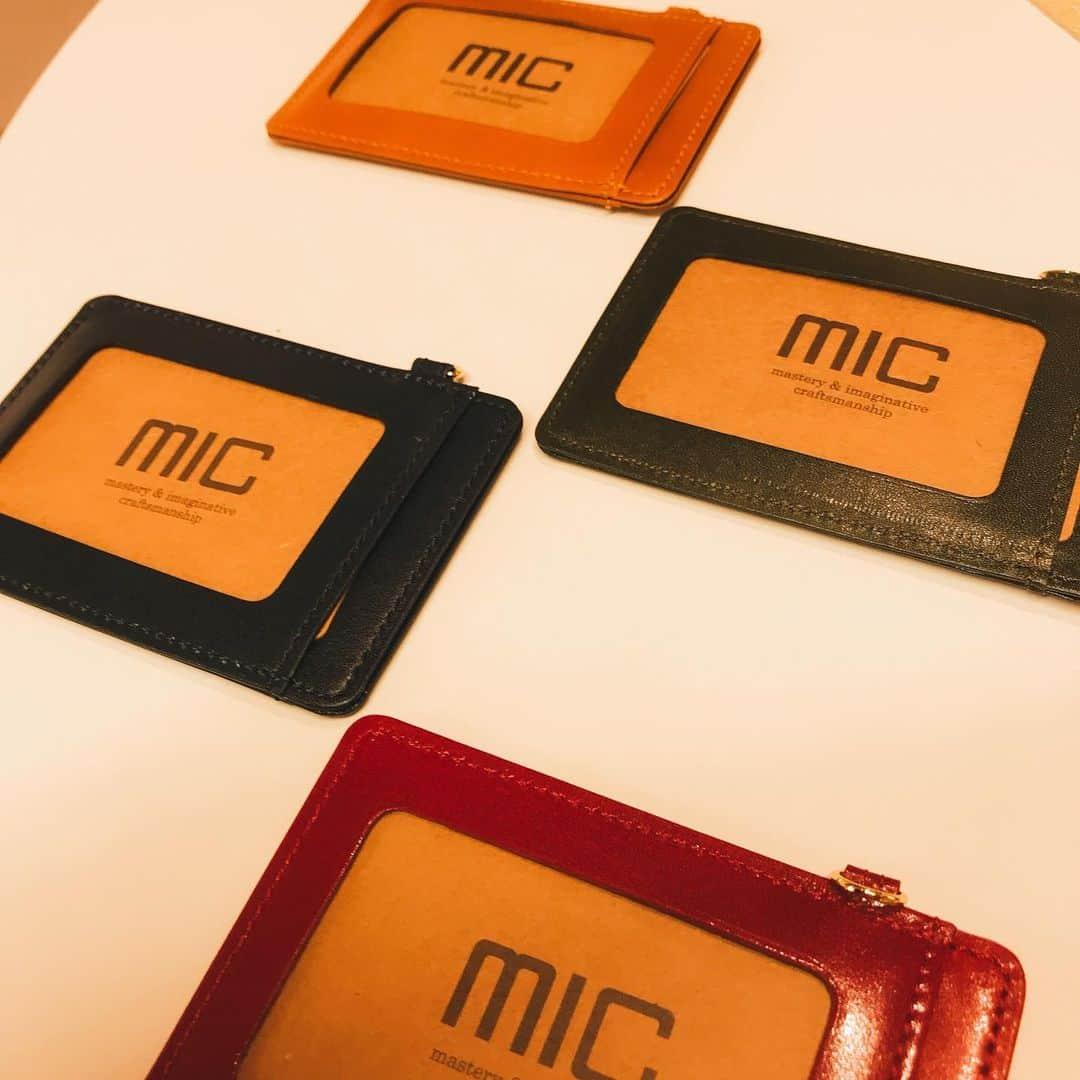 革財布のお店mic 自由が丘店さんのインスタグラム写真 - (革財布のお店mic 自由が丘店Instagram)「アリアナ　単パス入れ 4,200yen+tax  アリアナという革でできた、単パス入れとなっております。  とても艶のある革で、色はキャメル、グリーン、コン、アカの4色展開となっています。  また、セルが付いてないため指一本でカードを取り出せるため機能性も抜群です！  鞄などに付けたい方はアリアナのストラップもありますので、是非お試しください！  アリアナ　ストラップ 1,300yen+tax  mic自由が丘店 □ 住所  東京都目黒区自由が丘2-9-15 ユレカビル1階 □ 営業  11:00~19:00 □ 定休  水曜日 □ 電話  03-6421-1196 . . . #革小物とお財布のお店mic  #アリアナ #パスケース #革製品 #革  #レザー  #mic  #自由が丘  #牛革  #クリスマス #leather  #wallet #japan #tokyo #jiyugaoka」11月30日 14時52分 - mic_jiyugaoka