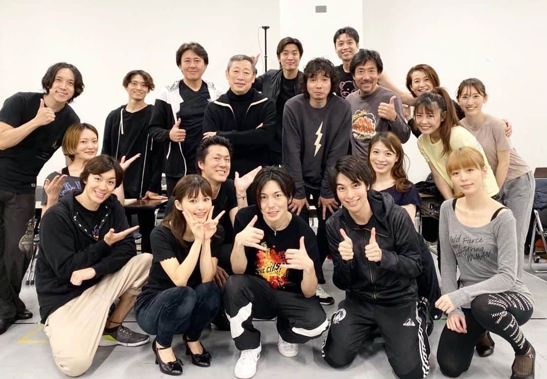 昆夏美のインスタグラム：「. ロカビリージャック 稽古場でのお稽古を無事に終えて 次は舞台稽古！ ついに開幕が近づいてると実感します。 まだまだ自分の中で やるべきことはたくさん。 皆様に楽しんでいただけるよう クリエイトしていきたいと思います🙋🏻‍♀️ . 写真は東宝演劇部さんの ツイッターからお借りした 斉藤和義さんを交えての 稽古場写真です♪ . #ロカビリージャック」
