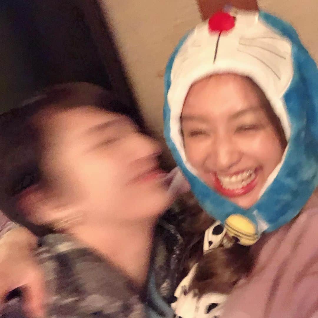小貫智恵のインスタグラム：「. あやえもん誕生日おめでとう！ . お友達から富山の漁師さんまでたくさん集まった誕生日会🎂 朝日町の蟹ともずくがめちゃめちゃめっちゃ！美味しくてしばらくあや放置してひたすら食べてた笑 来年こそは富山に行く🦀 . たのしい28歳を過ごしてね😘 だいすきだよっ」