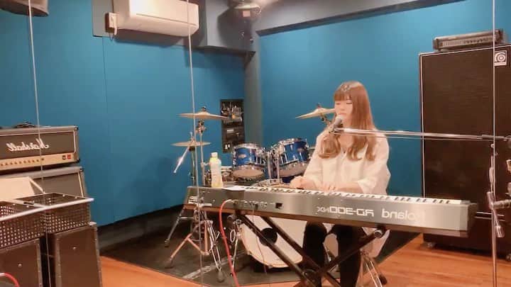 のインスタグラム：「・ #そっけない /  #RADWIMPS さん ・ ・ ・ かなり前に撮ったものだけど 発掘したのでのせる☺️ ピアノ☺️ ・ ・ #弾き語り #ピアノ #ピアノ演奏」