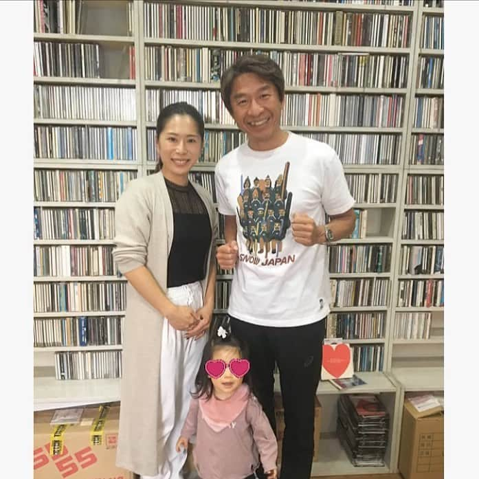 中川真依さんのインスタグラム写真 - (中川真依Instagram)「. ラジオ📻 「荻原次晴のニッポン応援団ＶＩＶＡ ＪＡＰＯＮ！」 に出演しています‼️ 私が飛び込み競技と出会ったキッカケや、飛び込み競技の魅力、東京オリンピックについてもお話しさせて頂いています😊✨ お時間ある方はぜひ聴いて頂けると嬉しいです！ 収録後の記念写真に満面の笑みで参加してきた娘😂❤️ 子供好きなのを感じたのか、次晴さんにとても懐いていました☺️ ありがとうございました❤︎ . 長崎放送　１１月３０日、１２月７日（土）７：００～  山陰放送　１１月３０日、１２月７日（土）８：３５～  信越放送　１１月３０日、１２月７日（土）１８：３０～  朝日放送　１１月３０日、１２月７日（土）２１：０５～  山陽放送　１２月１日、１２月８日（日）７：４５～  北陸放送　１２月１日、１２月８日（日）７：１５～  東北放送　１２月１日、１２月８日（日）１０：２０～  ＳＴＶラジオ　１２月１日、１２月８日（日）１４：２０～　 高知放送　１２月２日、１２月９日（月）１８：２０～  四国放送　１２月２日、１２月９日（月）１９：００～  新潟放送　１２月３日、１２月１０日（火）１８：１５～  秋田放送　１２月６日、１２月１３日（金）１１：３５～  ラジオ福島　１２月６日、１２月１３日（金）２１：１５～ 岩手放送　１２月２～６日、９～１３日（月～金）１１：５０～　 西日本放送　１２月２～６日、９～１３日（月～金）１６：３０～ 山形放送　１２月２～６日、９～１３日（月～金）１６：４０～　 山梨放送　１２月２～６日、９～１３日（月～金）１７：１５～　 大分放送　１２月２～６日、９～１３日（月～金）１７：１５～　 山口放送　１２月２～６日、９～１３日（月～金）１８：２０～  #ラジオ #radio #荻原次晴のニッポン応援団vivajapon  #娘をあずけられず　#一緒に出勤 #温かいスタッフの方々 に　#感謝」11月30日 15時30分 - maimai.47