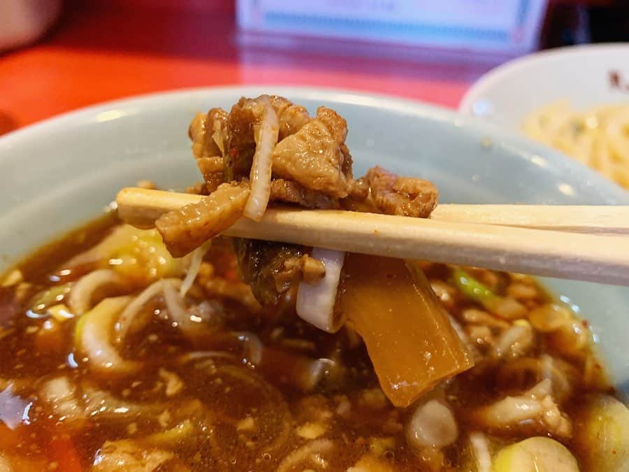 SUSURUさんのインスタグラム写真 - (SUSURUInstagram)「つけそば 丸長 目白店 つけそば 恥ずかしながら東京の老舗、丸長さんへは行ったことがなかったので友達に連れて行ってもらいました。 甘酸っぱショッパ辛いつけ汁には細かい肉や刻みなるとなど、たくさん具材が入っていて食べ応えがありました🍥 ツルモチ食感の麺も美味しかったです。 温故知新なつけ麺でした。 #susuru_tv #プライベート #つけそば丸長目白店 #うまい  #ラーメン #らーめん #ramen #ラーメン部 #ramennoodles #毎日ラーメン生活 #麺スタグラム #japaneseramen #japanramen #foodstagram #foodie #noodles #instanoodle #instaramen #instafood #susururecommended #つけ麺 #つけめん #つけそば #丸長 #目白ラーメン #tsukemen」11月30日 15時36分 - susuru_tv