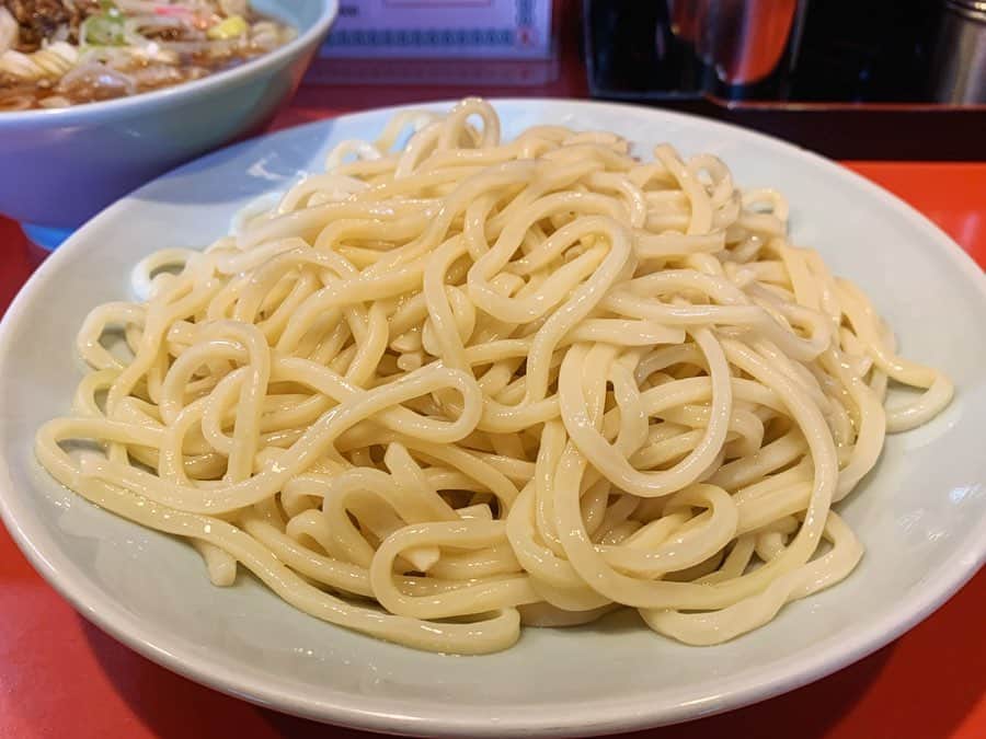SUSURUさんのインスタグラム写真 - (SUSURUInstagram)「つけそば 丸長 目白店 つけそば 恥ずかしながら東京の老舗、丸長さんへは行ったことがなかったので友達に連れて行ってもらいました。 甘酸っぱショッパ辛いつけ汁には細かい肉や刻みなるとなど、たくさん具材が入っていて食べ応えがありました🍥 ツルモチ食感の麺も美味しかったです。 温故知新なつけ麺でした。 #susuru_tv #プライベート #つけそば丸長目白店 #うまい  #ラーメン #らーめん #ramen #ラーメン部 #ramennoodles #毎日ラーメン生活 #麺スタグラム #japaneseramen #japanramen #foodstagram #foodie #noodles #instanoodle #instaramen #instafood #susururecommended #つけ麺 #つけめん #つけそば #丸長 #目白ラーメン #tsukemen」11月30日 15時36分 - susuru_tv
