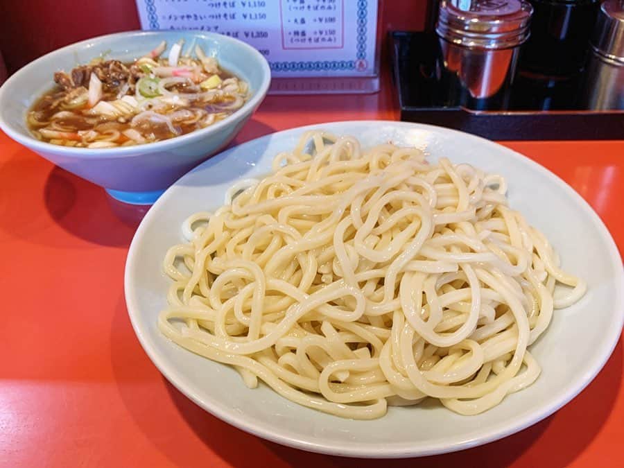 SUSURUさんのインスタグラム写真 - (SUSURUInstagram)「つけそば 丸長 目白店 つけそば 恥ずかしながら東京の老舗、丸長さんへは行ったことがなかったので友達に連れて行ってもらいました。 甘酸っぱショッパ辛いつけ汁には細かい肉や刻みなるとなど、たくさん具材が入っていて食べ応えがありました🍥 ツルモチ食感の麺も美味しかったです。 温故知新なつけ麺でした。 #susuru_tv #プライベート #つけそば丸長目白店 #うまい  #ラーメン #らーめん #ramen #ラーメン部 #ramennoodles #毎日ラーメン生活 #麺スタグラム #japaneseramen #japanramen #foodstagram #foodie #noodles #instanoodle #instaramen #instafood #susururecommended #つけ麺 #つけめん #つけそば #丸長 #目白ラーメン #tsukemen」11月30日 15時36分 - susuru_tv