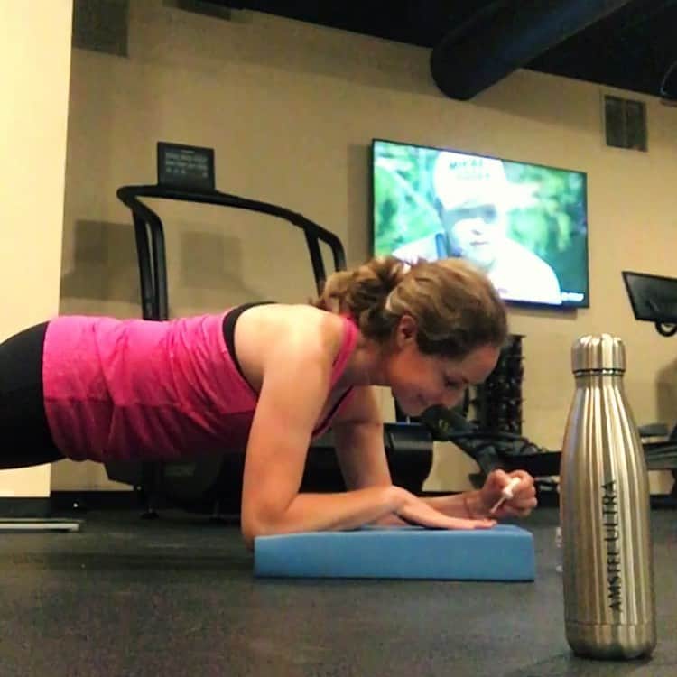 のインスタグラム：「Reto a @rommel_pacheco e @yvonnethayek al @amstelultra  #85plankchallenge #instafitness  #amstelultra #challengerteam 🤪🤪💅💅 quien más se apunta al reto?? Video en mi historia 😁 #finalcountdown」
