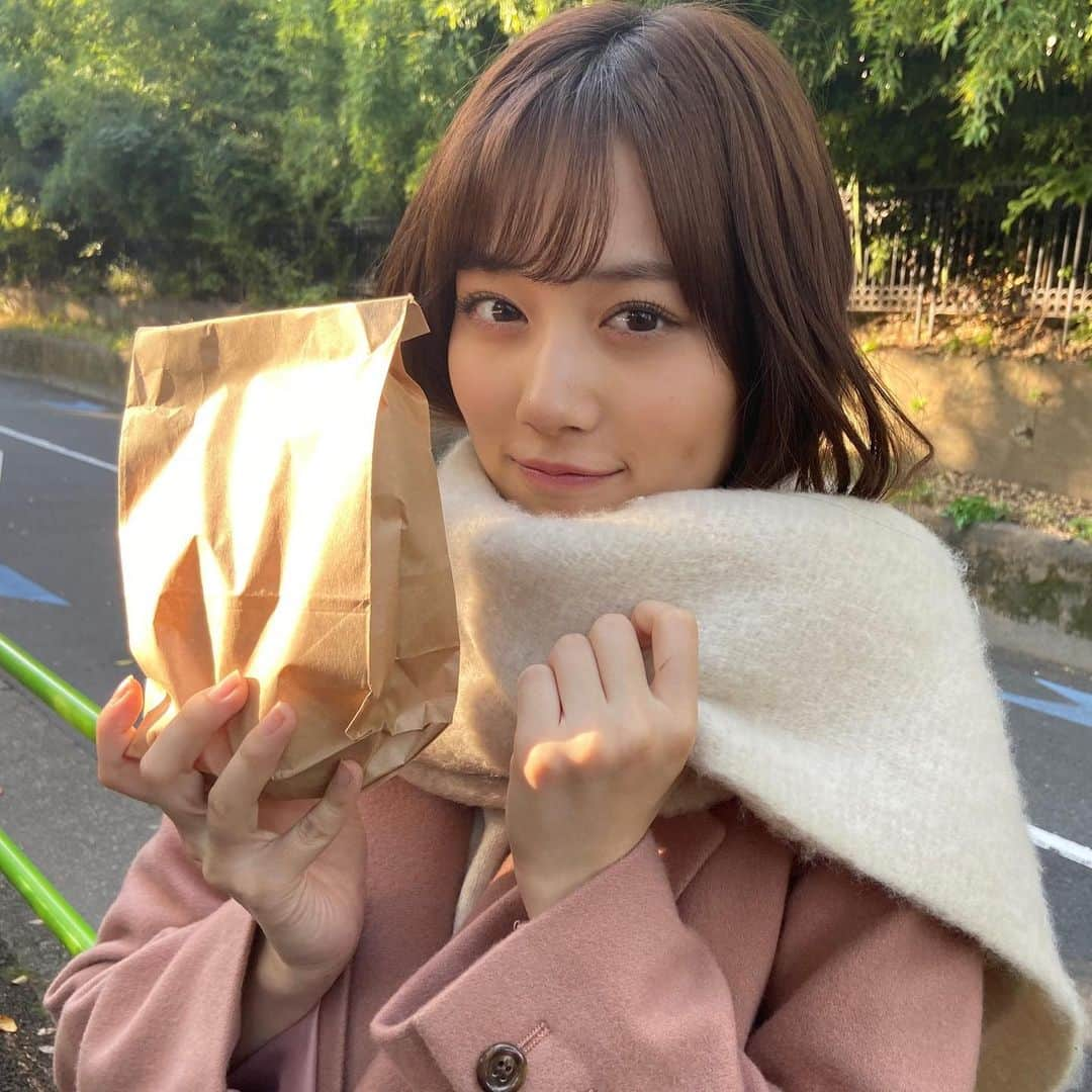 山下美月さんのインスタグラム写真 - (山下美月Instagram)「ふたりで食べるとおいしいね♡  Twitter【mizuki1st_paris】でデート企画やっています💕  #焼き芋 #はんぶんこ #twitterみてね #cancamプレゼンツ #きゅんした劇場 #山下美月1st写真集」11月30日 15時39分 - yamashitamizuki1st