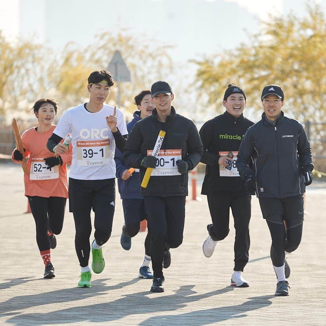 ジヌションさんのインスタグラム写真 - (ジヌションInstagram)「🏃‍♂️2019.11.30 2019 MIRACLE365 RELAY RUN MIRACLE365 팀 나 #성훈 @sunghoon1983  #박보검 #김동현 @stungunkim  #경수진 @love3175989  @runupmoon  6명이 한팀이 되어 대한민국 최초  루게릭요양병원 건립을 위해 달렸습니다. 한명이 2km를 달리고 겡임 미션을 한가지씩 성공한다음 다음 주자에게 바통을 전달하고 다음 주자가 달리고 6명이 총 12km를 달리는 올해 가장 재밌는 런이었습니다.  박보검이 첫 주자로 2km를 달리고 재기차기 10개 두번째 주자 @runupmoon 이 다음 2km를 달리고 줄넘기 쌩쌩이 연속 5개 세번째 주자 성훈이 2km 달리고 물 반 담긴 물통 던져서 세우기 네번째 주자 경수진이 2km 달리고 코카콜라 300ml 원샷하기 다섯번째 주자 김동현이 2km 달리고 6명 주자 모두가 숫가락으로 탁구공 1주자부터 6부자까지 전달하기 그리고 나는 마지막 주자로 2km을 7분50초에 달렸더 팀이 하나가 되어 재밌게 달렸던 릴레이런  총 61팀 366명의 러너들이 희망을 위해 달렸습니다! 12,830,000원이 대한민국 최초 루게릭요양병원건립을 위해 기부되었습니다. 모두 수고 하셨습니다. 감사합니다! #승일희망재단 #루게릭요양병원건립 #miracle365 #miracle365run #miracle365relayrun #miracle365relayrunwithice #위드아이스 #withice」11月30日 15時53分 - jinusean3000