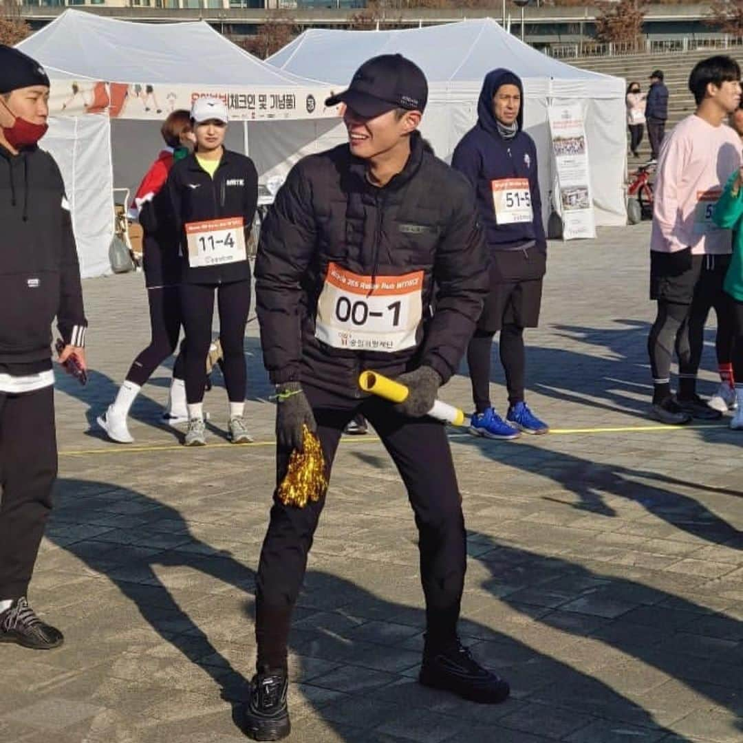 ジヌションさんのインスタグラム写真 - (ジヌションInstagram)「🏃‍♂️2019.11.30 2019 MIRACLE365 RELAY RUN MIRACLE365 팀 나 #성훈 @sunghoon1983  #박보검 #김동현 @stungunkim  #경수진 @love3175989  @runupmoon  6명이 한팀이 되어 대한민국 최초  루게릭요양병원 건립을 위해 달렸습니다. 한명이 2km를 달리고 겡임 미션을 한가지씩 성공한다음 다음 주자에게 바통을 전달하고 다음 주자가 달리고 6명이 총 12km를 달리는 올해 가장 재밌는 런이었습니다.  박보검이 첫 주자로 2km를 달리고 재기차기 10개 두번째 주자 @runupmoon 이 다음 2km를 달리고 줄넘기 쌩쌩이 연속 5개 세번째 주자 성훈이 2km 달리고 물 반 담긴 물통 던져서 세우기 네번째 주자 경수진이 2km 달리고 코카콜라 300ml 원샷하기 다섯번째 주자 김동현이 2km 달리고 6명 주자 모두가 숫가락으로 탁구공 1주자부터 6부자까지 전달하기 그리고 나는 마지막 주자로 2km을 7분50초에 달렸더 팀이 하나가 되어 재밌게 달렸던 릴레이런  총 61팀 366명의 러너들이 희망을 위해 달렸습니다! 12,830,000원이 대한민국 최초 루게릭요양병원건립을 위해 기부되었습니다. 모두 수고 하셨습니다. 감사합니다! #승일희망재단 #루게릭요양병원건립 #miracle365 #miracle365run #miracle365relayrun #miracle365relayrunwithice #위드아이스 #withice」11月30日 15時53分 - jinusean3000