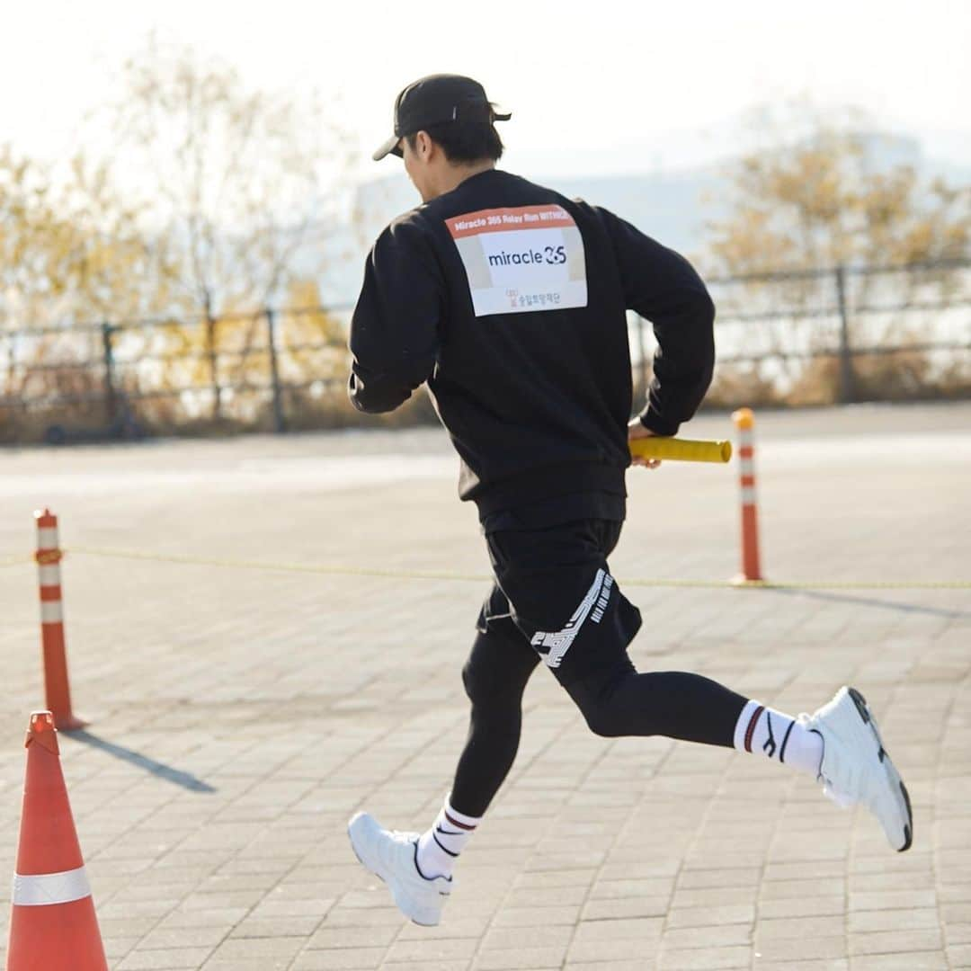 ジヌションさんのインスタグラム写真 - (ジヌションInstagram)「🏃‍♂️2019.11.30 2019 MIRACLE365 RELAY RUN MIRACLE365 팀 나 #성훈 @sunghoon1983  #박보검 #김동현 @stungunkim  #경수진 @love3175989  @runupmoon  6명이 한팀이 되어 대한민국 최초  루게릭요양병원 건립을 위해 달렸습니다. 한명이 2km를 달리고 겡임 미션을 한가지씩 성공한다음 다음 주자에게 바통을 전달하고 다음 주자가 달리고 6명이 총 12km를 달리는 올해 가장 재밌는 런이었습니다.  박보검이 첫 주자로 2km를 달리고 재기차기 10개 두번째 주자 @runupmoon 이 다음 2km를 달리고 줄넘기 쌩쌩이 연속 5개 세번째 주자 성훈이 2km 달리고 물 반 담긴 물통 던져서 세우기 네번째 주자 경수진이 2km 달리고 코카콜라 300ml 원샷하기 다섯번째 주자 김동현이 2km 달리고 6명 주자 모두가 숫가락으로 탁구공 1주자부터 6부자까지 전달하기 그리고 나는 마지막 주자로 2km을 7분50초에 달렸더 팀이 하나가 되어 재밌게 달렸던 릴레이런  총 61팀 366명의 러너들이 희망을 위해 달렸습니다! 12,830,000원이 대한민국 최초 루게릭요양병원건립을 위해 기부되었습니다. 모두 수고 하셨습니다. 감사합니다! #승일희망재단 #루게릭요양병원건립 #miracle365 #miracle365run #miracle365relayrun #miracle365relayrunwithice #위드아이스 #withice」11月30日 15時53分 - jinusean3000