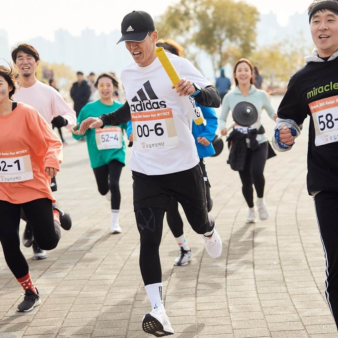 ジヌションさんのインスタグラム写真 - (ジヌションInstagram)「🏃‍♂️2019.11.30 2019 MIRACLE365 RELAY RUN MIRACLE365 팀 나 #성훈 @sunghoon1983  #박보검 #김동현 @stungunkim  #경수진 @love3175989  @runupmoon  6명이 한팀이 되어 대한민국 최초  루게릭요양병원 건립을 위해 달렸습니다. 한명이 2km를 달리고 겡임 미션을 한가지씩 성공한다음 다음 주자에게 바통을 전달하고 다음 주자가 달리고 6명이 총 12km를 달리는 올해 가장 재밌는 런이었습니다.  박보검이 첫 주자로 2km를 달리고 재기차기 10개 두번째 주자 @runupmoon 이 다음 2km를 달리고 줄넘기 쌩쌩이 연속 5개 세번째 주자 성훈이 2km 달리고 물 반 담긴 물통 던져서 세우기 네번째 주자 경수진이 2km 달리고 코카콜라 300ml 원샷하기 다섯번째 주자 김동현이 2km 달리고 6명 주자 모두가 숫가락으로 탁구공 1주자부터 6부자까지 전달하기 그리고 나는 마지막 주자로 2km을 7분50초에 달렸더 팀이 하나가 되어 재밌게 달렸던 릴레이런  총 61팀 366명의 러너들이 희망을 위해 달렸습니다! 12,830,000원이 대한민국 최초 루게릭요양병원건립을 위해 기부되었습니다. 모두 수고 하셨습니다. 감사합니다! #승일희망재단 #루게릭요양병원건립 #miracle365 #miracle365run #miracle365relayrun #miracle365relayrunwithice #위드아이스 #withice」11月30日 15時53分 - jinusean3000