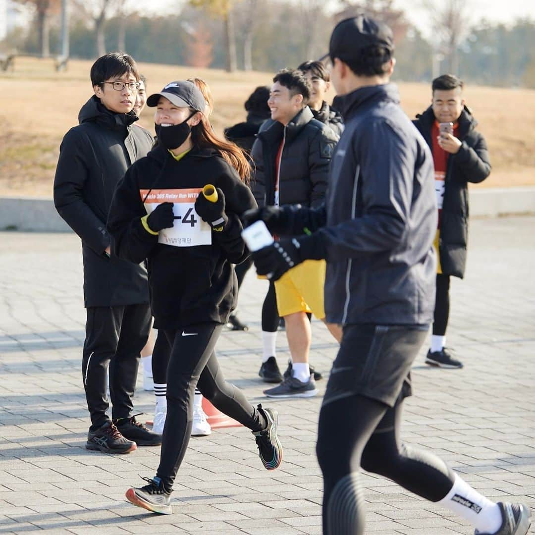 ジヌションさんのインスタグラム写真 - (ジヌションInstagram)「🏃‍♂️2019.11.30 2019 MIRACLE365 RELAY RUN MIRACLE365 팀 나 #성훈 @sunghoon1983  #박보검 #김동현 @stungunkim  #경수진 @love3175989  @runupmoon  6명이 한팀이 되어 대한민국 최초  루게릭요양병원 건립을 위해 달렸습니다. 한명이 2km를 달리고 겡임 미션을 한가지씩 성공한다음 다음 주자에게 바통을 전달하고 다음 주자가 달리고 6명이 총 12km를 달리는 올해 가장 재밌는 런이었습니다.  박보검이 첫 주자로 2km를 달리고 재기차기 10개 두번째 주자 @runupmoon 이 다음 2km를 달리고 줄넘기 쌩쌩이 연속 5개 세번째 주자 성훈이 2km 달리고 물 반 담긴 물통 던져서 세우기 네번째 주자 경수진이 2km 달리고 코카콜라 300ml 원샷하기 다섯번째 주자 김동현이 2km 달리고 6명 주자 모두가 숫가락으로 탁구공 1주자부터 6부자까지 전달하기 그리고 나는 마지막 주자로 2km을 7분50초에 달렸더 팀이 하나가 되어 재밌게 달렸던 릴레이런  총 61팀 366명의 러너들이 희망을 위해 달렸습니다! 12,830,000원이 대한민국 최초 루게릭요양병원건립을 위해 기부되었습니다. 모두 수고 하셨습니다. 감사합니다! #승일희망재단 #루게릭요양병원건립 #miracle365 #miracle365run #miracle365relayrun #miracle365relayrunwithice #위드아이스 #withice」11月30日 15時53分 - jinusean3000