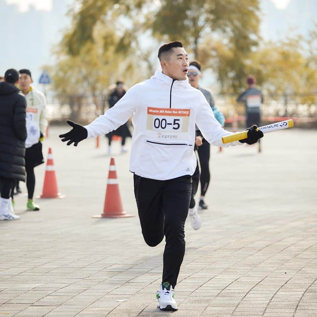 ジヌションさんのインスタグラム写真 - (ジヌションInstagram)「🏃‍♂️2019.11.30 2019 MIRACLE365 RELAY RUN MIRACLE365 팀 나 #성훈 @sunghoon1983  #박보검 #김동현 @stungunkim  #경수진 @love3175989  @runupmoon  6명이 한팀이 되어 대한민국 최초  루게릭요양병원 건립을 위해 달렸습니다. 한명이 2km를 달리고 겡임 미션을 한가지씩 성공한다음 다음 주자에게 바통을 전달하고 다음 주자가 달리고 6명이 총 12km를 달리는 올해 가장 재밌는 런이었습니다.  박보검이 첫 주자로 2km를 달리고 재기차기 10개 두번째 주자 @runupmoon 이 다음 2km를 달리고 줄넘기 쌩쌩이 연속 5개 세번째 주자 성훈이 2km 달리고 물 반 담긴 물통 던져서 세우기 네번째 주자 경수진이 2km 달리고 코카콜라 300ml 원샷하기 다섯번째 주자 김동현이 2km 달리고 6명 주자 모두가 숫가락으로 탁구공 1주자부터 6부자까지 전달하기 그리고 나는 마지막 주자로 2km을 7분50초에 달렸더 팀이 하나가 되어 재밌게 달렸던 릴레이런  총 61팀 366명의 러너들이 희망을 위해 달렸습니다! 12,830,000원이 대한민국 최초 루게릭요양병원건립을 위해 기부되었습니다. 모두 수고 하셨습니다. 감사합니다! #승일희망재단 #루게릭요양병원건립 #miracle365 #miracle365run #miracle365relayrun #miracle365relayrunwithice #위드아이스 #withice」11月30日 15時53分 - jinusean3000