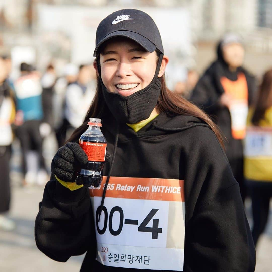 ジヌションさんのインスタグラム写真 - (ジヌションInstagram)「🏃‍♂️2019.11.30 2019 MIRACLE365 RELAY RUN MIRACLE365 팀 나 #성훈 @sunghoon1983  #박보검 #김동현 @stungunkim  #경수진 @love3175989  @runupmoon  6명이 한팀이 되어 대한민국 최초  루게릭요양병원 건립을 위해 달렸습니다. 한명이 2km를 달리고 겡임 미션을 한가지씩 성공한다음 다음 주자에게 바통을 전달하고 다음 주자가 달리고 6명이 총 12km를 달리는 올해 가장 재밌는 런이었습니다.  박보검이 첫 주자로 2km를 달리고 재기차기 10개 두번째 주자 @runupmoon 이 다음 2km를 달리고 줄넘기 쌩쌩이 연속 5개 세번째 주자 성훈이 2km 달리고 물 반 담긴 물통 던져서 세우기 네번째 주자 경수진이 2km 달리고 코카콜라 300ml 원샷하기 다섯번째 주자 김동현이 2km 달리고 6명 주자 모두가 숫가락으로 탁구공 1주자부터 6부자까지 전달하기 그리고 나는 마지막 주자로 2km을 7분50초에 달렸더 팀이 하나가 되어 재밌게 달렸던 릴레이런  총 61팀 366명의 러너들이 희망을 위해 달렸습니다! 12,830,000원이 대한민국 최초 루게릭요양병원건립을 위해 기부되었습니다. 모두 수고 하셨습니다. 감사합니다! #승일희망재단 #루게릭요양병원건립 #miracle365 #miracle365run #miracle365relayrun #miracle365relayrunwithice #위드아이스 #withice」11月30日 15時53分 - jinusean3000