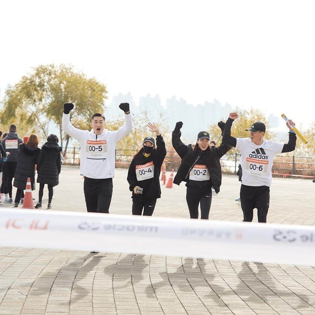 ジヌションさんのインスタグラム写真 - (ジヌションInstagram)「🏃‍♂️2019.11.30 2019 MIRACLE365 RELAY RUN MIRACLE365 팀 나 #성훈 @sunghoon1983  #박보검 #김동현 @stungunkim  #경수진 @love3175989  @runupmoon  6명이 한팀이 되어 대한민국 최초  루게릭요양병원 건립을 위해 달렸습니다. 한명이 2km를 달리고 겡임 미션을 한가지씩 성공한다음 다음 주자에게 바통을 전달하고 다음 주자가 달리고 6명이 총 12km를 달리는 올해 가장 재밌는 런이었습니다.  박보검이 첫 주자로 2km를 달리고 재기차기 10개 두번째 주자 @runupmoon 이 다음 2km를 달리고 줄넘기 쌩쌩이 연속 5개 세번째 주자 성훈이 2km 달리고 물 반 담긴 물통 던져서 세우기 네번째 주자 경수진이 2km 달리고 코카콜라 300ml 원샷하기 다섯번째 주자 김동현이 2km 달리고 6명 주자 모두가 숫가락으로 탁구공 1주자부터 6부자까지 전달하기 그리고 나는 마지막 주자로 2km을 7분50초에 달렸더 팀이 하나가 되어 재밌게 달렸던 릴레이런  총 61팀 366명의 러너들이 희망을 위해 달렸습니다! 12,830,000원이 대한민국 최초 루게릭요양병원건립을 위해 기부되었습니다. 모두 수고 하셨습니다. 감사합니다! #승일희망재단 #루게릭요양병원건립 #miracle365 #miracle365run #miracle365relayrun #miracle365relayrunwithice #위드아이스 #withice」11月30日 15時53分 - jinusean3000