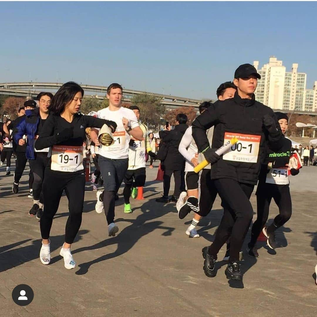 ジヌションさんのインスタグラム写真 - (ジヌションInstagram)「🏃‍♂️2019.11.30 2019 MIRACLE365 RELAY RUN MIRACLE365 팀 나 #성훈 @sunghoon1983  #박보검 #김동현 @stungunkim  #경수진 @love3175989  @runupmoon  6명이 한팀이 되어 대한민국 최초  루게릭요양병원 건립을 위해 달렸습니다. 한명이 2km를 달리고 겡임 미션을 한가지씩 성공한다음 다음 주자에게 바통을 전달하고 다음 주자가 달리고 6명이 총 12km를 달리는 올해 가장 재밌는 런이었습니다.  박보검이 첫 주자로 2km를 달리고 재기차기 10개 두번째 주자 @runupmoon 이 다음 2km를 달리고 줄넘기 쌩쌩이 연속 5개 세번째 주자 성훈이 2km 달리고 물 반 담긴 물통 던져서 세우기 네번째 주자 경수진이 2km 달리고 코카콜라 300ml 원샷하기 다섯번째 주자 김동현이 2km 달리고 6명 주자 모두가 숫가락으로 탁구공 1주자부터 6부자까지 전달하기 그리고 나는 마지막 주자로 2km을 7분50초에 달렸더 팀이 하나가 되어 재밌게 달렸던 릴레이런  총 61팀 366명의 러너들이 희망을 위해 달렸습니다! 12,830,000원이 대한민국 최초 루게릭요양병원건립을 위해 기부되었습니다. 모두 수고 하셨습니다. 감사합니다! #승일희망재단 #루게릭요양병원건립 #miracle365 #miracle365run #miracle365relayrun #miracle365relayrunwithice #위드아이스 #withice」11月30日 15時53分 - jinusean3000