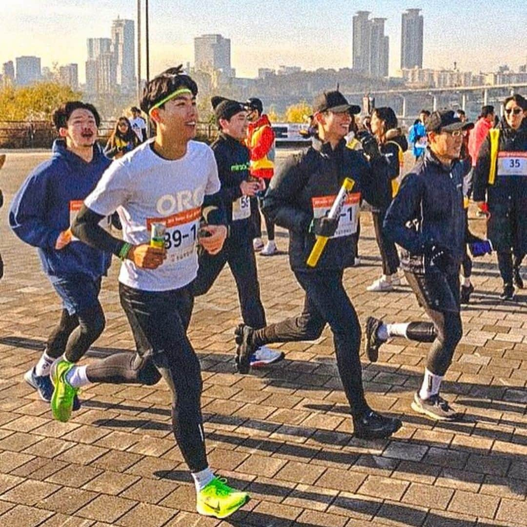 ジヌションさんのインスタグラム写真 - (ジヌションInstagram)「🏃‍♂️2019.11.30 2019 MIRACLE365 RELAY RUN MIRACLE365 팀 나 #성훈 @sunghoon1983  #박보검 #김동현 @stungunkim  #경수진 @love3175989  @runupmoon  6명이 한팀이 되어 대한민국 최초  루게릭요양병원 건립을 위해 달렸습니다. 한명이 2km를 달리고 겡임 미션을 한가지씩 성공한다음 다음 주자에게 바통을 전달하고 다음 주자가 달리고 6명이 총 12km를 달리는 올해 가장 재밌는 런이었습니다.  박보검이 첫 주자로 2km를 달리고 재기차기 10개 두번째 주자 @runupmoon 이 다음 2km를 달리고 줄넘기 쌩쌩이 연속 5개 세번째 주자 성훈이 2km 달리고 물 반 담긴 물통 던져서 세우기 네번째 주자 경수진이 2km 달리고 코카콜라 300ml 원샷하기 다섯번째 주자 김동현이 2km 달리고 6명 주자 모두가 숫가락으로 탁구공 1주자부터 6부자까지 전달하기 그리고 나는 마지막 주자로 2km을 7분50초에 달렸더 팀이 하나가 되어 재밌게 달렸던 릴레이런  총 61팀 366명의 러너들이 희망을 위해 달렸습니다! 12,830,000원이 대한민국 최초 루게릭요양병원건립을 위해 기부되었습니다. 모두 수고 하셨습니다. 감사합니다! #승일희망재단 #루게릭요양병원건립 #miracle365 #miracle365run #miracle365relayrun #miracle365relayrunwithice #위드아이스 #withice」11月30日 15時53分 - jinusean3000