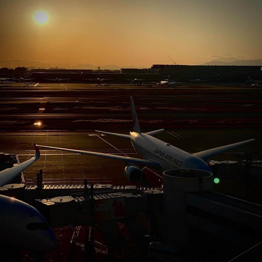 林信行のインスタグラム：「#sunset at #HANEDAterminal1 #HND #羽田空港 夕陽が楽しめるのは第一ターミナル なんだよなぁ…(第2ターミナルと国際線ターミナルは日の出が楽しめます)」