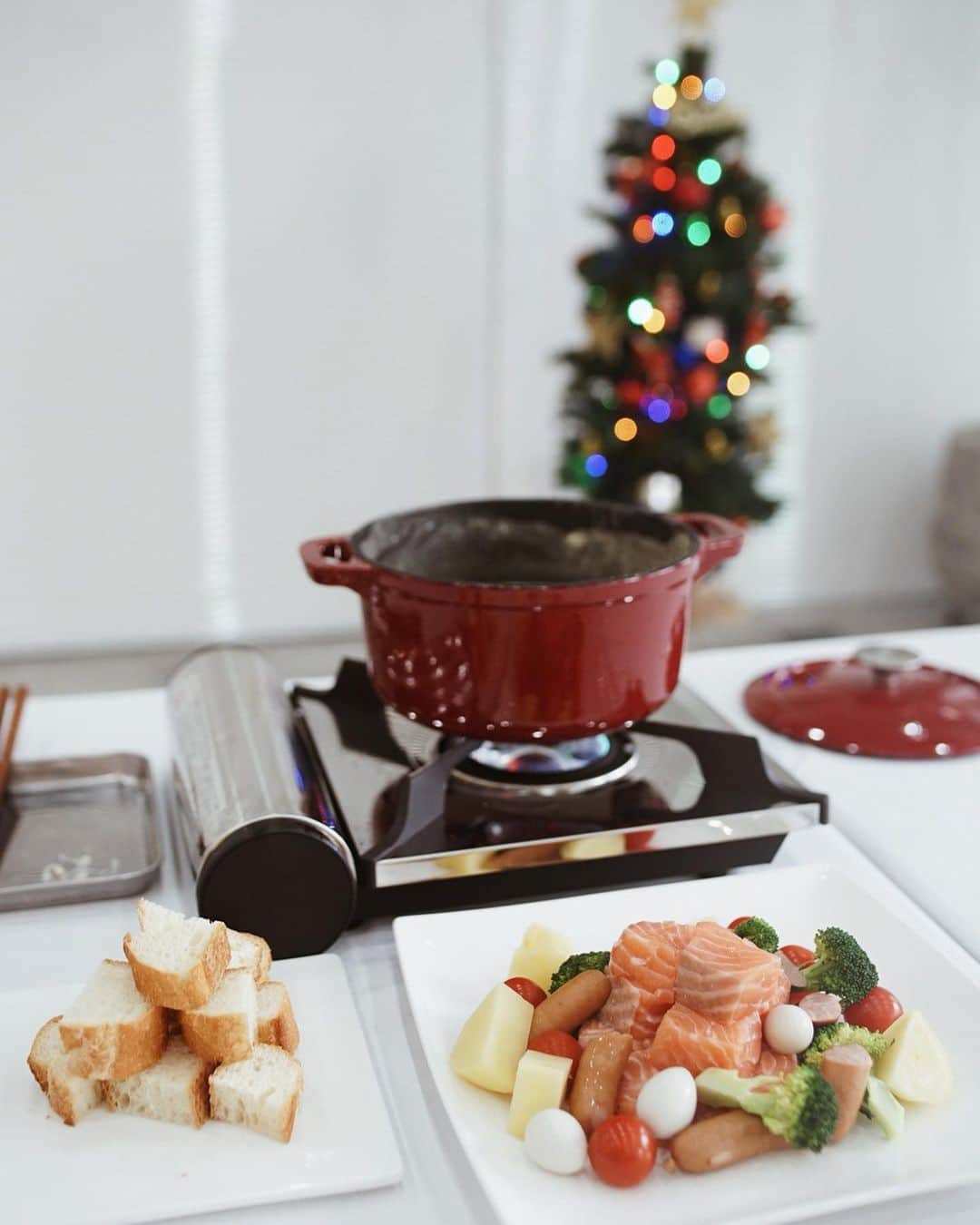 喜田彩子さんのインスタグラム写真 - (喜田彩子Instagram)「﻿ ﻿ “TOPVALU 2019 Christmas”🎄﻿ ﻿ ミシュラン２つ星シェフ🇫🇷渡辺雄一郎さんがメニューを考案されて﻿ ご本人に教えていただく、贅沢なクリスマス料理教室に行ってきました👩🏼‍🍳﻿ ﻿ テーマは﻿ 「オシャレに簡単にできる“内食”クリスマス料理」﻿ ﻿ 作った中での私のお気に入りは、トップバリュのサーモンを使った﻿ 【厚切りサーモンのカレーマリネ】🍽﻿ ﻿ ﻿ 切るものはサーモンとキウイだけ！﻿ カレードレッシングは材料を混ぜるだけだし、お家によくある調味料で出来ちゃうし、本当に簡単で、見た目はお洒落でお店のようなんだけど、リアルにお家で作れちゃう簡単料理👏🏻✨﻿ ﻿ サーモンのドレッシングにキウイを入れるって、さすがプロの料理🥝﻿ 酸味が効いて、サッパリ美味してこれが最高なの。﻿ ﻿ そして、主役の肉厚サーモンがトロトロで美味しくて、正直ビックリしました！！﻿ コスパが良くてこの美味しは、さすがイオン。﻿ ﻿ クリスマス、お家ディナー予定の方はトップバリュ商品で簡単クリスマスレシピを是非です🎅🏻💕﻿ ﻿ ﻿ ﻿ #メリクリサーモン #イオンのクリスマス #genic_aeonfood #PR #クリスマスレシピ #genic_food #トップバリュ #イオン #おうちごはん #おうちクリスマス #クリスマスディナー #クリスマスごはん #ミシュラン #ミシュランシェフ #christmasdinner #Xmasdinner #christmas #Xmas #AEON #Michelin #Michelinchef #TOPVALU﻿ ﻿」11月30日 16時03分 - ayacokida