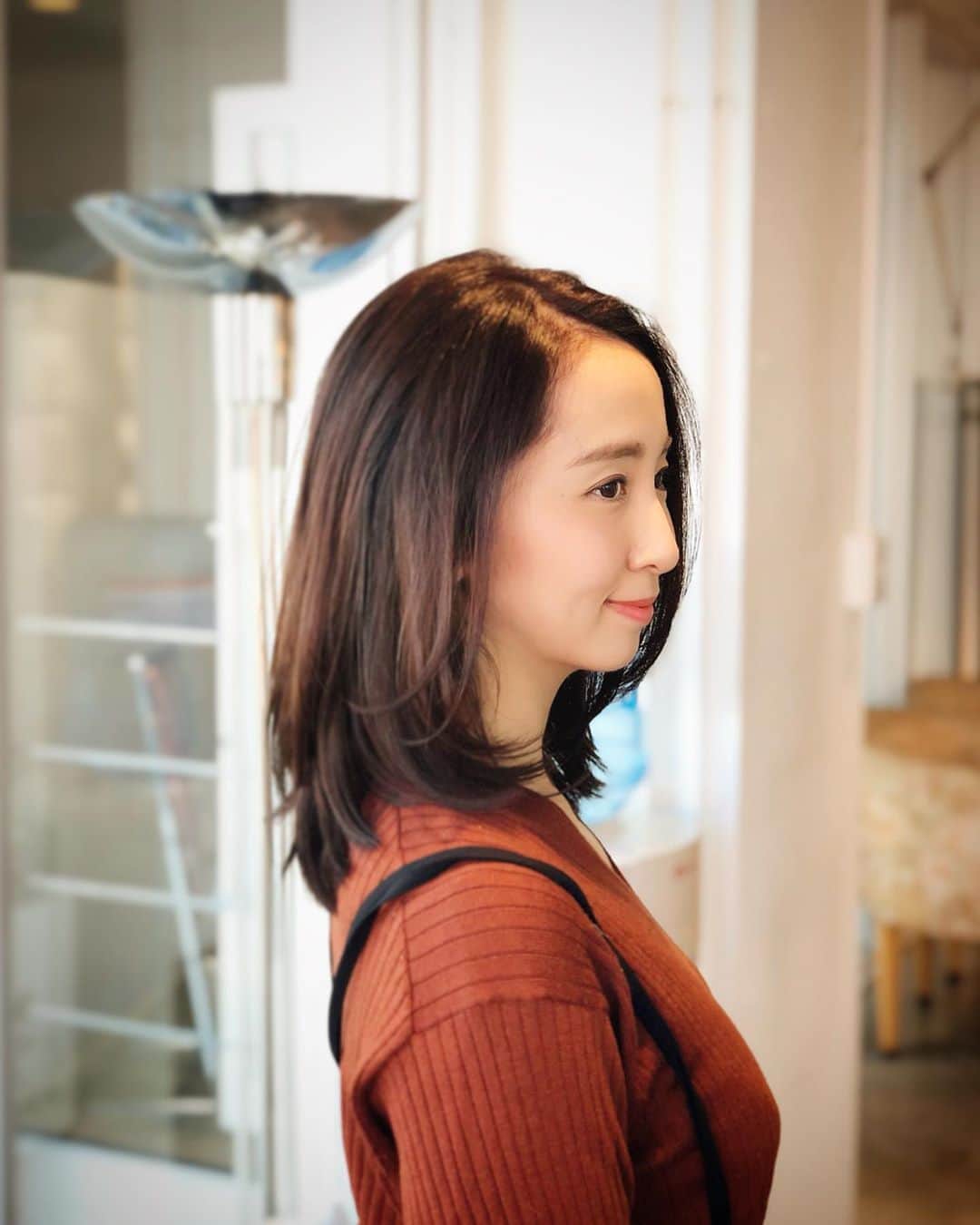 小野恵美のインスタグラム：「娘を主人に預けて、 産後久しぶりの美容院へ行けました✂︎ 長さは結べるようにキープで、リタッチと軽くカット、トリートメントで髪が生き返った〜🥰幸  仕上げはブローのみでも、ちゃんと内巻きにまとまってくれるスタイリングです✨ 三井さん @kodaimitsui @agee_garden ありがとうございます😊  リラックスも出来てお留守番の主人と娘にも感謝です💕 #美容院 #美容 #ヘアカット #ヘアカラー #メンテナンス #トリートメント #hair #ミディアムヘア #ママ #ageegarden #恵比寿」