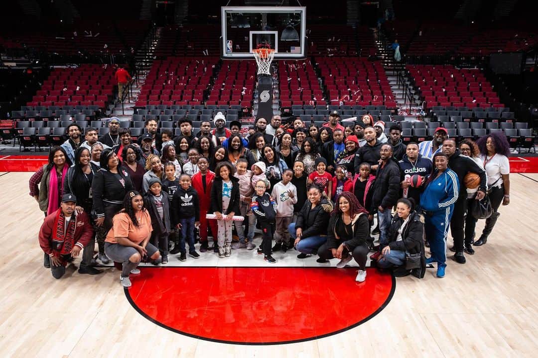 デイミアン・リラードのインスタグラム：「Thanksgiving has always been special in my family because the love we have for each is real and strong AF! And that won’t ever change... Gang over everythang ... and my son know his Damn daddy... just call me Daddy Dame from now on!! 😜😜 #RipCityForTheWin」