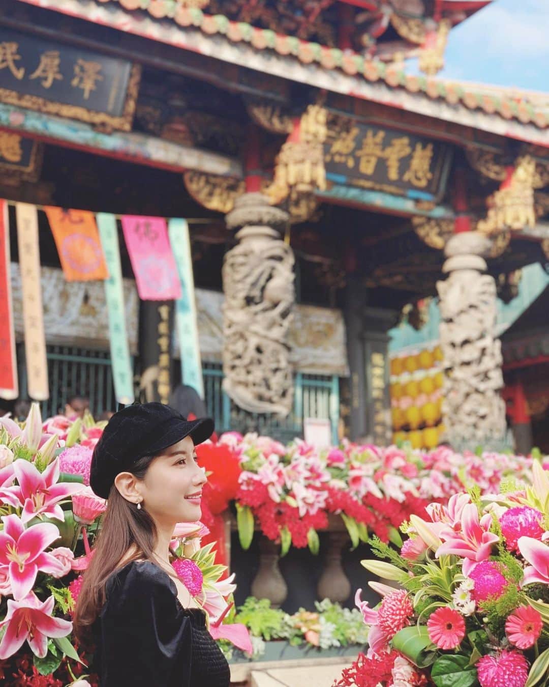 亜里沙さんのインスタグラム写真 - (亜里沙Instagram)「来了台灣啊♡在龍山寺 週末台湾に来てるよー😋 今月は海外多めだったけど、台湾は定期的に来てるから別💓 いつもお参りに行くところ。お花がたくさん飾られていて綺麗でした。ほっこり🙏 #alisa_in_taiwan #台湾 #台灣 #taiwan #taipei #taiwanlover  #龍山寺 #ポートレート #portrait」11月30日 16時07分 - alisa_0302