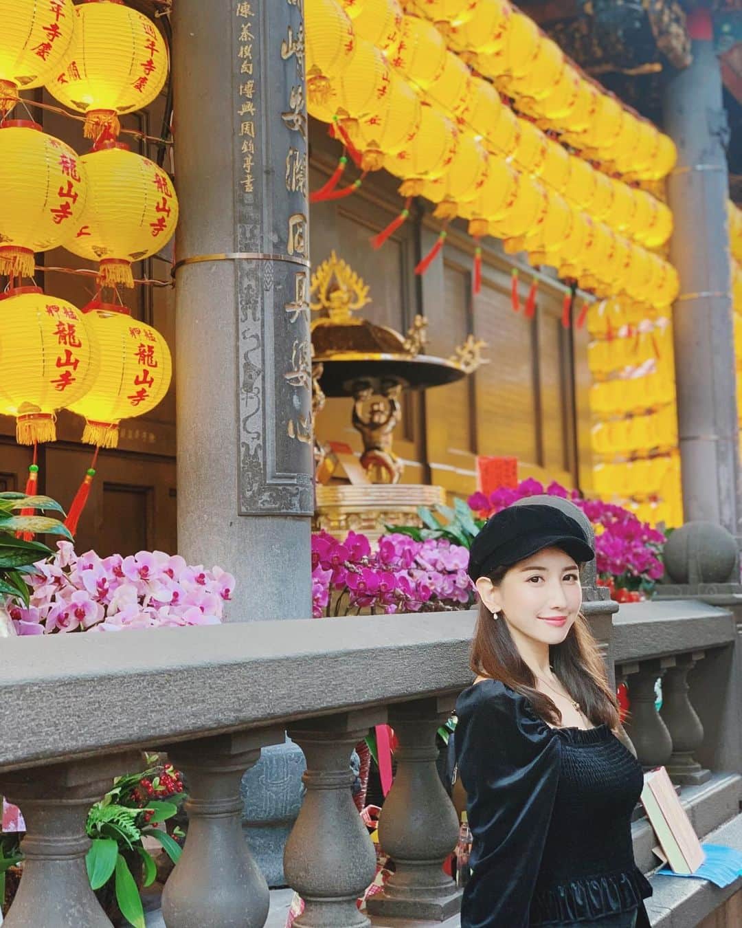亜里沙さんのインスタグラム写真 - (亜里沙Instagram)「来了台灣啊♡在龍山寺 週末台湾に来てるよー😋 今月は海外多めだったけど、台湾は定期的に来てるから別💓 いつもお参りに行くところ。お花がたくさん飾られていて綺麗でした。ほっこり🙏 #alisa_in_taiwan #台湾 #台灣 #taiwan #taipei #taiwanlover  #龍山寺 #ポートレート #portrait」11月30日 16時07分 - alisa_0302