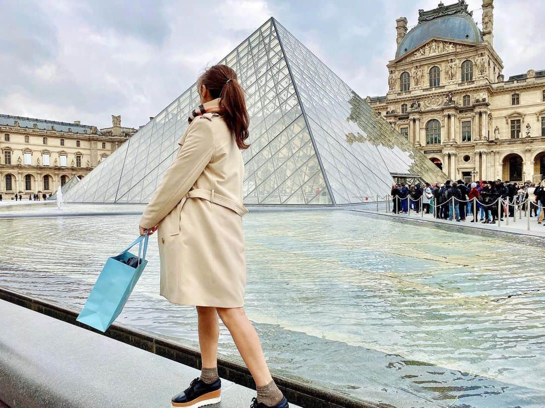 夏本あさみさんのインスタグラム写真 - (夏本あさみInstagram)「#museedulouvre 🎨 * * すでに懐かしいフランス。どこを歩いてもどこを撮ってもステキで、なによりフランス人みんな優しくて親切！親日の方が多い印象でした。 「where Are you from?」「Japan!」って答えたら「ありがとうございます〜、こんにちは〜、なかま！！」って言ってきてくれておもしろかった🤣みんなルフィ！ルフィ！って言ってたから日本アニメってやっぱりすごい^ - ^ * * ムール貝をきっと150個くらいは食べました。私は貝になりました。 * * #ルーヴル美術館 #France #paris #🇫🇷 #フランス旅行 #Burberry」11月30日 16時19分 - natsumotoasami