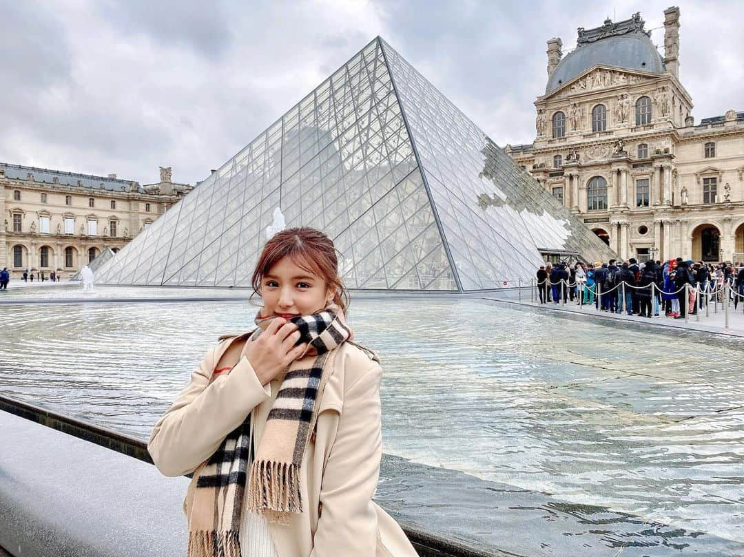 夏本あさみさんのインスタグラム写真 - (夏本あさみInstagram)「#museedulouvre 🎨 * * すでに懐かしいフランス。どこを歩いてもどこを撮ってもステキで、なによりフランス人みんな優しくて親切！親日の方が多い印象でした。 「where Are you from?」「Japan!」って答えたら「ありがとうございます〜、こんにちは〜、なかま！！」って言ってきてくれておもしろかった🤣みんなルフィ！ルフィ！って言ってたから日本アニメってやっぱりすごい^ - ^ * * ムール貝をきっと150個くらいは食べました。私は貝になりました。 * * #ルーヴル美術館 #France #paris #🇫🇷 #フランス旅行 #Burberry」11月30日 16時19分 - natsumotoasami