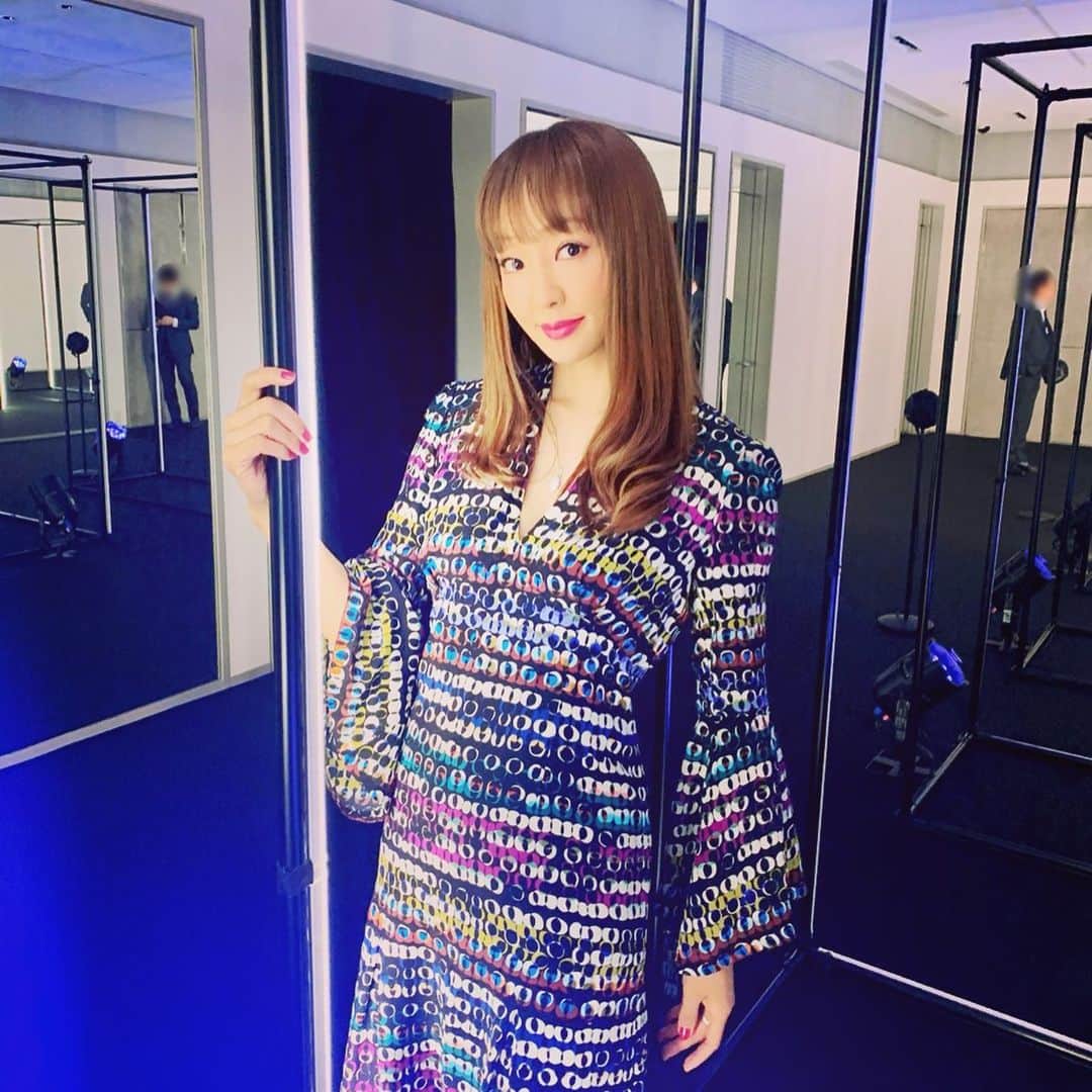 のインスタグラム：「日本を代表する老舗ブランド✨JUN ASHIDAの新作コレクションへ伺って参りました☺️ もちろん私が着ているシルクドレスも @jun_ashida_official のものですよ☺️ 最先端のデジタルアートとJUN ASHIDAの美しい素材のお洋服が融合する素晴らしいインスタレーションでした😍 とにかく素材の美しさが際立って惹き込まれました😍✨ デザイナーの @taeashida 先生💕に乾杯🥂✨ 昔レギュラーでお仕事していた @sayumi7 さん💕ともご一緒になれて嬉しかったです❤️ #junashida#ジュンアシダ#junashida_ss20#taeashida#芦田多恵 先生#素晴らしいコレクション#美しいコレクション#神田うの#unokanda」