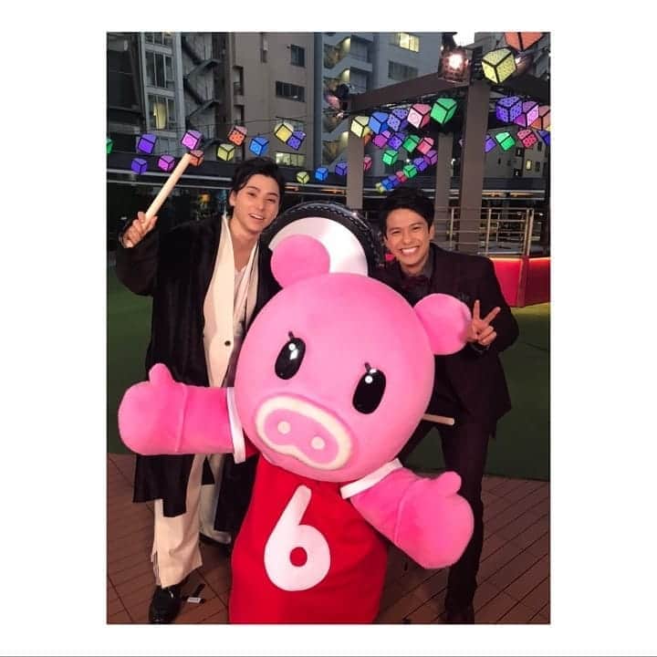 森崎ウィンのインスタグラム：「昨日、 #赤坂サカス点灯式 に #村上虹郎　君と 登場させて頂きました。 #wss  #シーズン2  是非よろしくお願いします(^o^) #赤坂サカス綺麗だったな #友達に自慢しよう #森崎ウィン  #winmorisaki」
