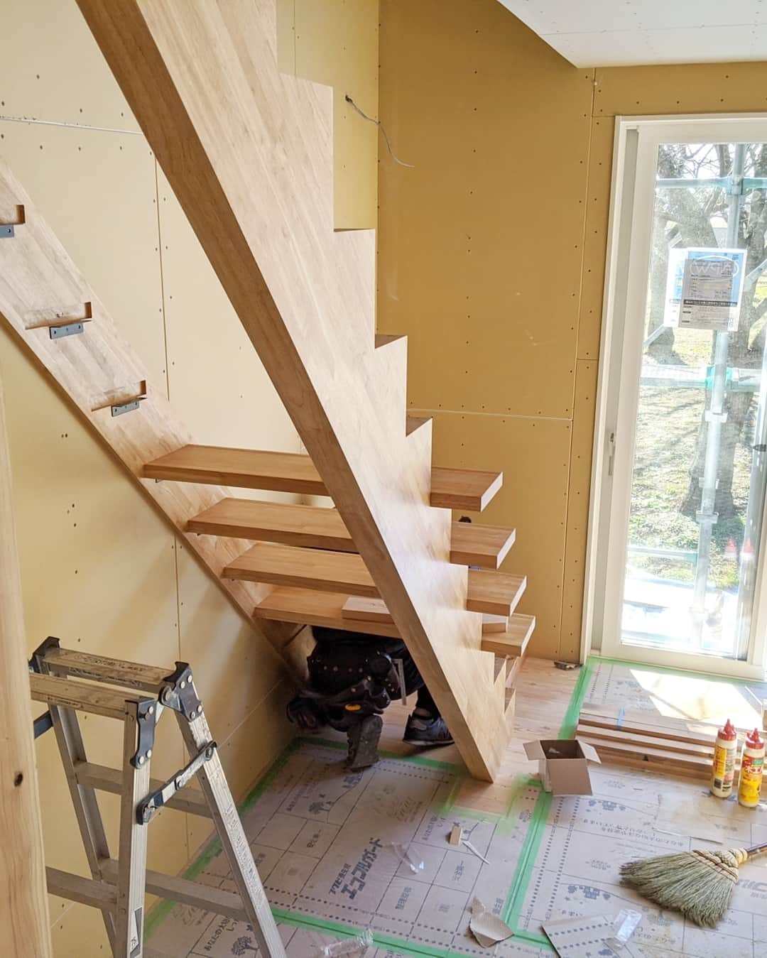 有限会社 稲葉製材住宅さんのインスタグラム写真 - (有限会社 稲葉製材住宅Instagram)「どもです🤥 鹿本町の新築は階段工事に移ってます🏃‍♂️ 手前側は稲妻状のささら桁 壁側は側桁にしてます👀 ここからもうワンランク変化します👍 2階建ての場合は階段をどう見せるかも デザインの一部ですね😎  #階段 #リビング階段 #デザイン #2階建ての見せ場 #登るだけの階段は勿体無い #無垢の階段 #暮らしやすい家 #使いやすい家 #丁寧な家づくり #おしゃれな家 #かっこいい家 #住みたい家 #ナチュラル #自然素材 #おしゃれ #暮らし #くらし #日々 #自然のある暮らし #落ち着く家 #木の家 #新築 #家づくり #リノベーション #工務店 #熊本 #玉名 #山鹿 #稲葉製材住宅 #イナバ」11月30日 16時16分 - inaba_home