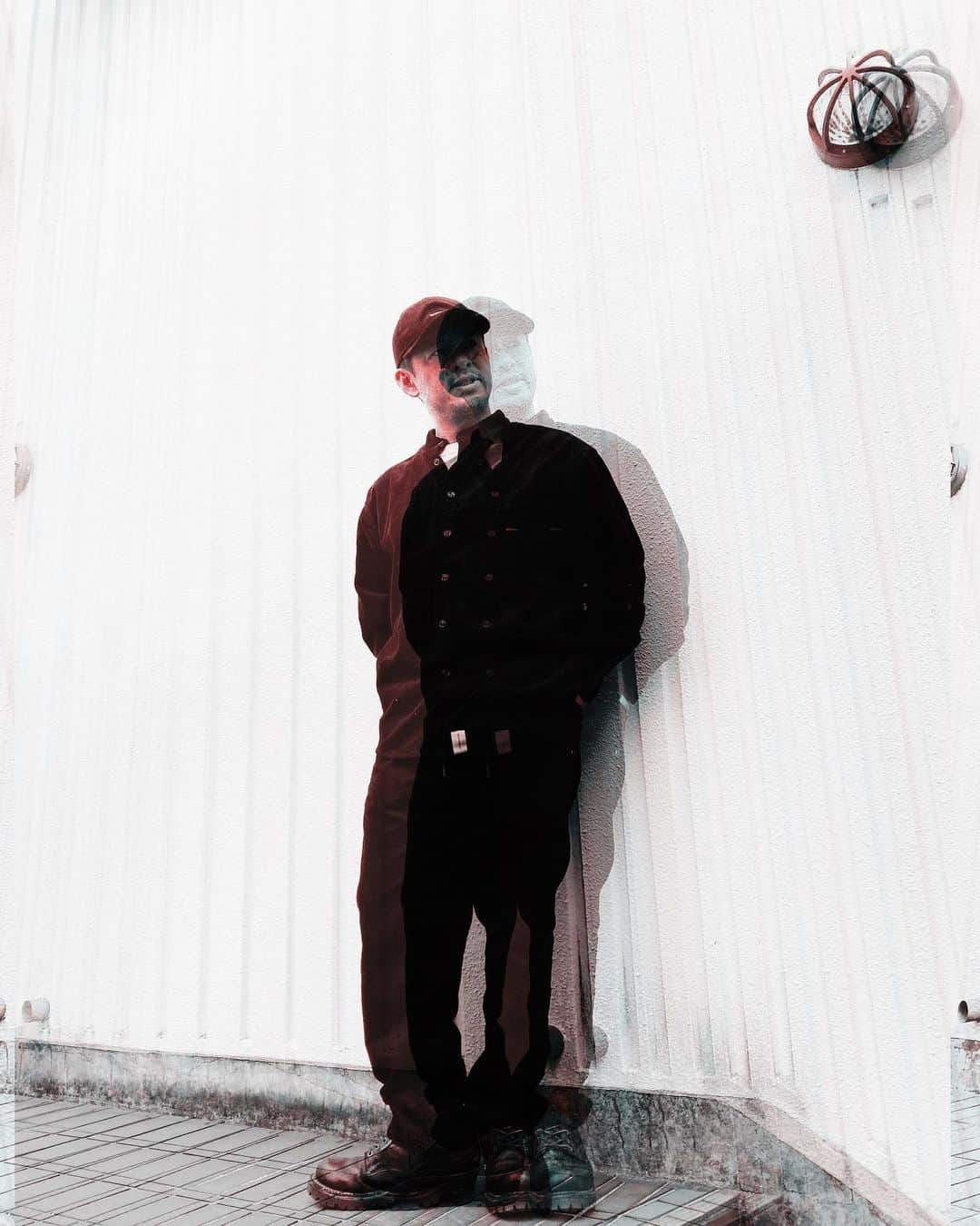 青木大輔さんのインスタグラム写真 - (青木大輔Instagram)「#descendant #black #corduroy #setup #cup #shirts #pants #ronherman キャップ、スタンドカラーシャツ、パンツ共にブラックのコーデュロイ。 ゴツめブーツとの合わせが最近気に入ってます👍🏽」11月30日 16時17分 - daisukeaoki_tiechel