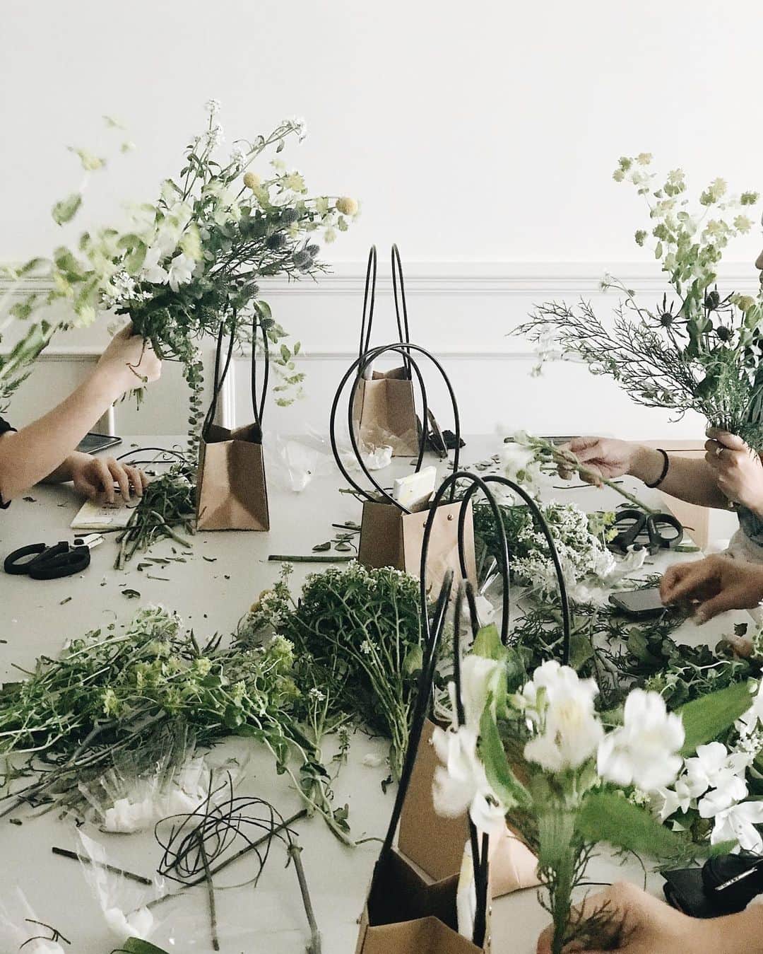 Veronica Halimさんのインスタグラム写真 - (Veronica HalimInstagram)「Congrats for the launching of @stemsbyaraluen ! Everything is so beautiful, and definitely something we all need. What a well spent therapeutic Saturday surrounded by all the lovely people. — #livingwithstems #truffypiweekend #floral #styling #weekendvibe #light #space #prettyblooms #floral #floraldesign」11月30日 16時17分 - truffypi
